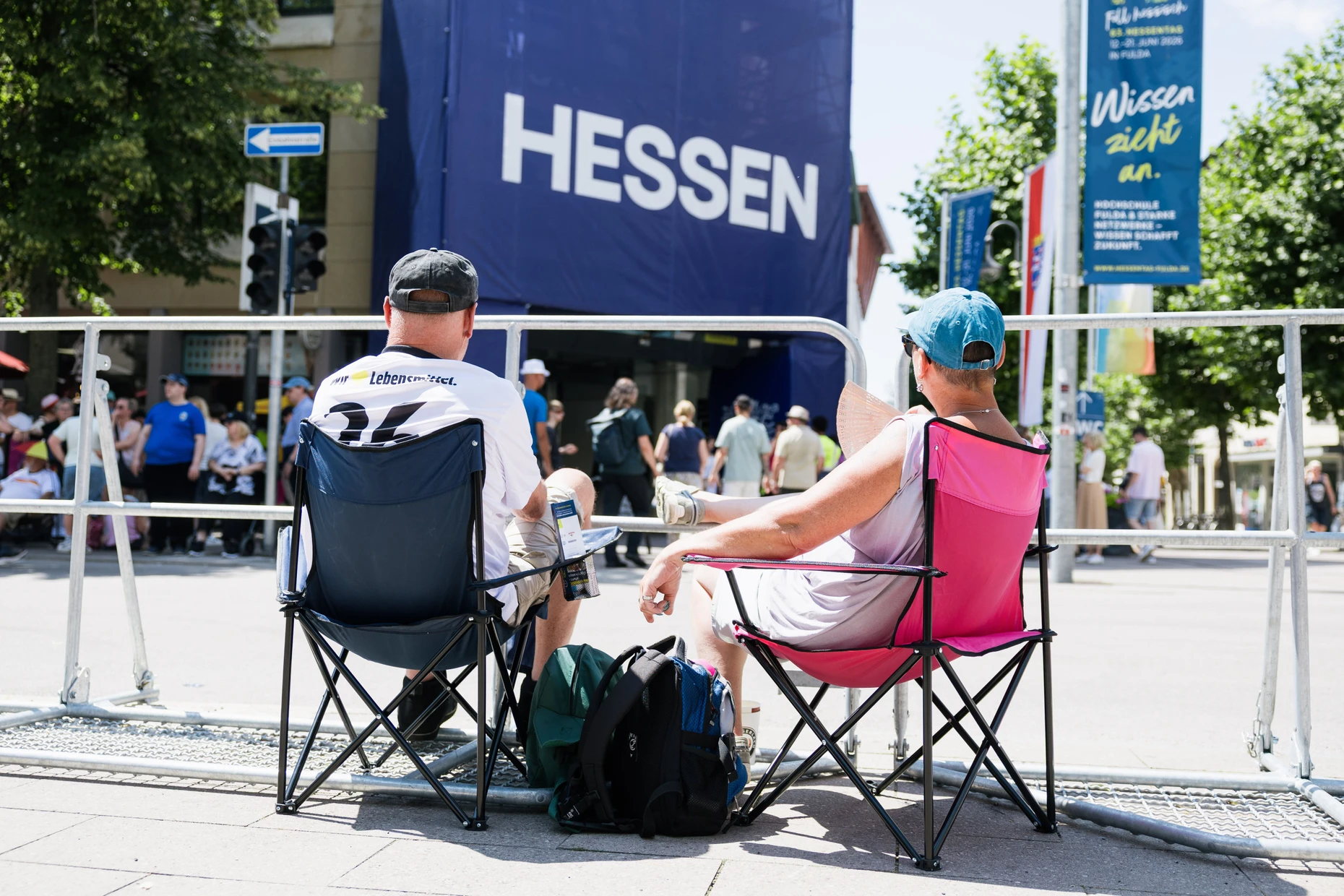 Geduldiges Publikum: Immerhin vier Stunden mussten die Zuschauer für den Festumzug am Sonntag durch Fulda einplanen.