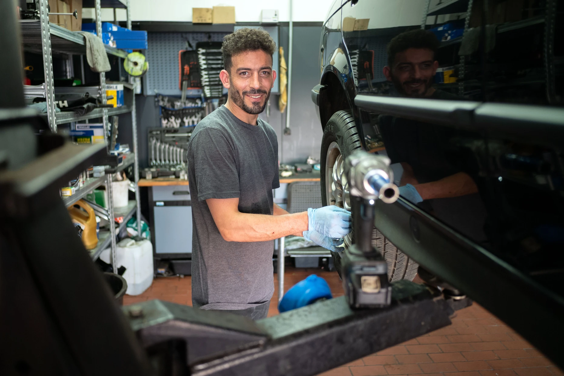 Faszination Technik: Das deutsche Alphabet hat der Syrer mithilfe von Automarken gelernt.