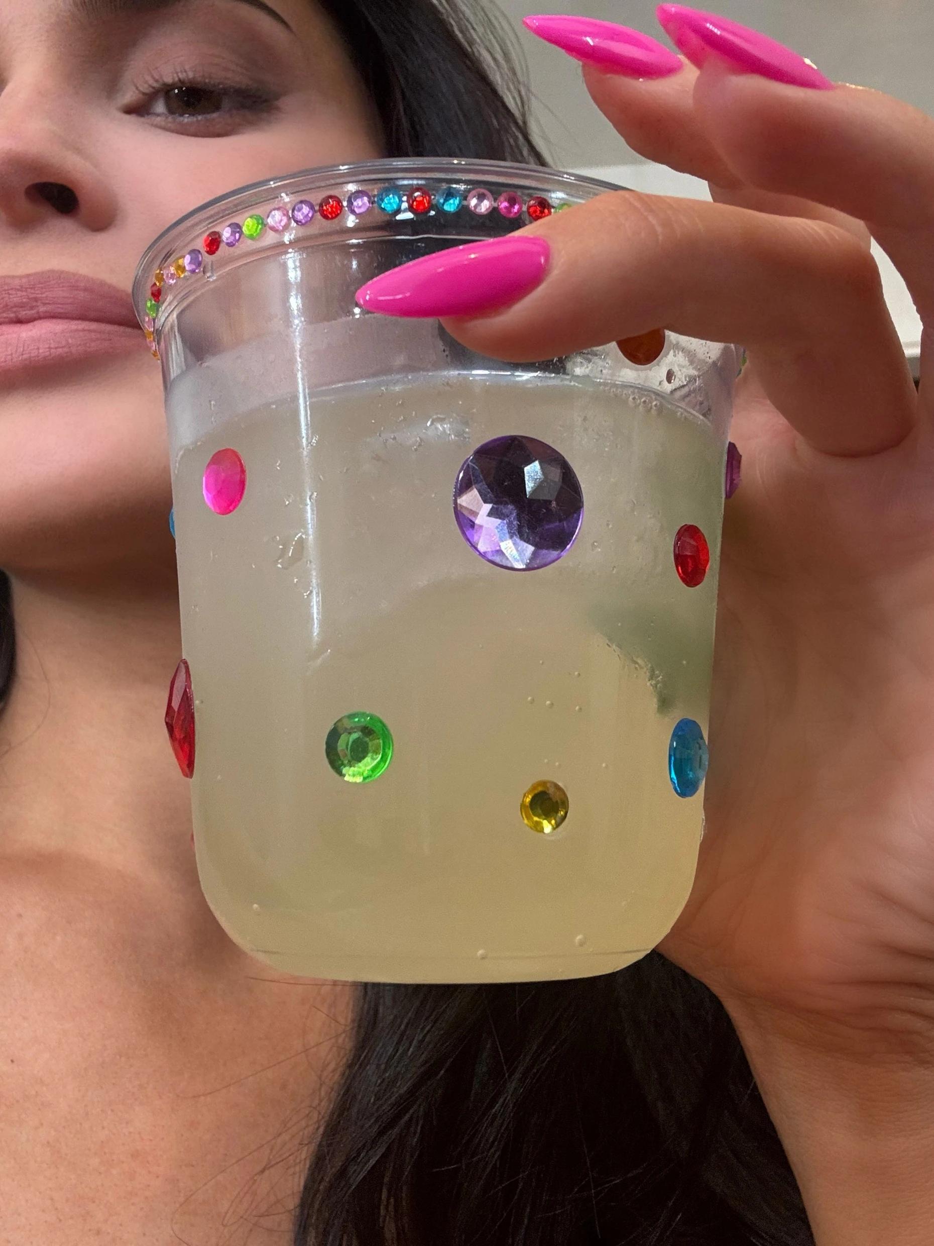 Auf dem Cocktailbecher: Kylie Jenner bei ihrer eigenen Funkel-Geburtstagsparty im August