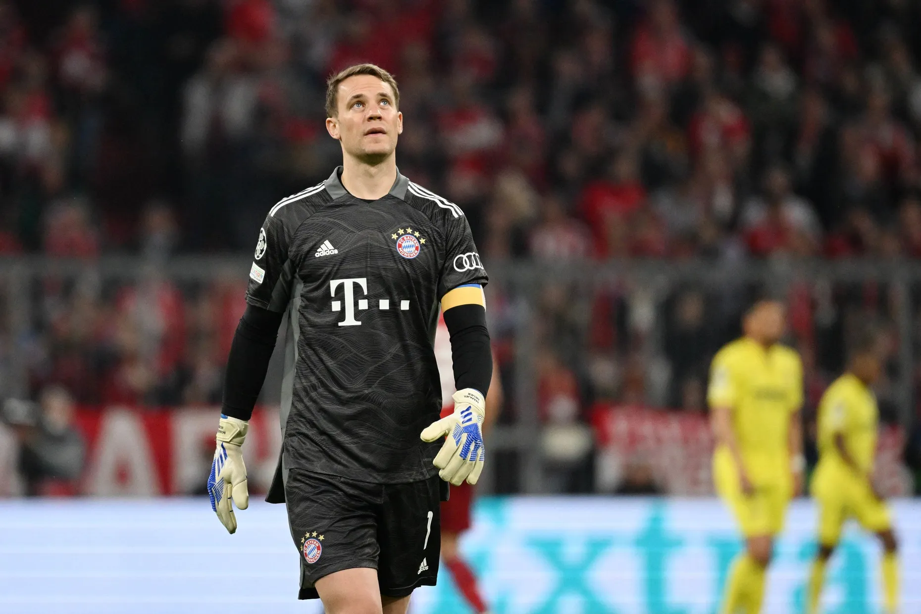Das war’s für die Bayern: Manuel Neuer blickt betrübt auf die Anzeigetafel.