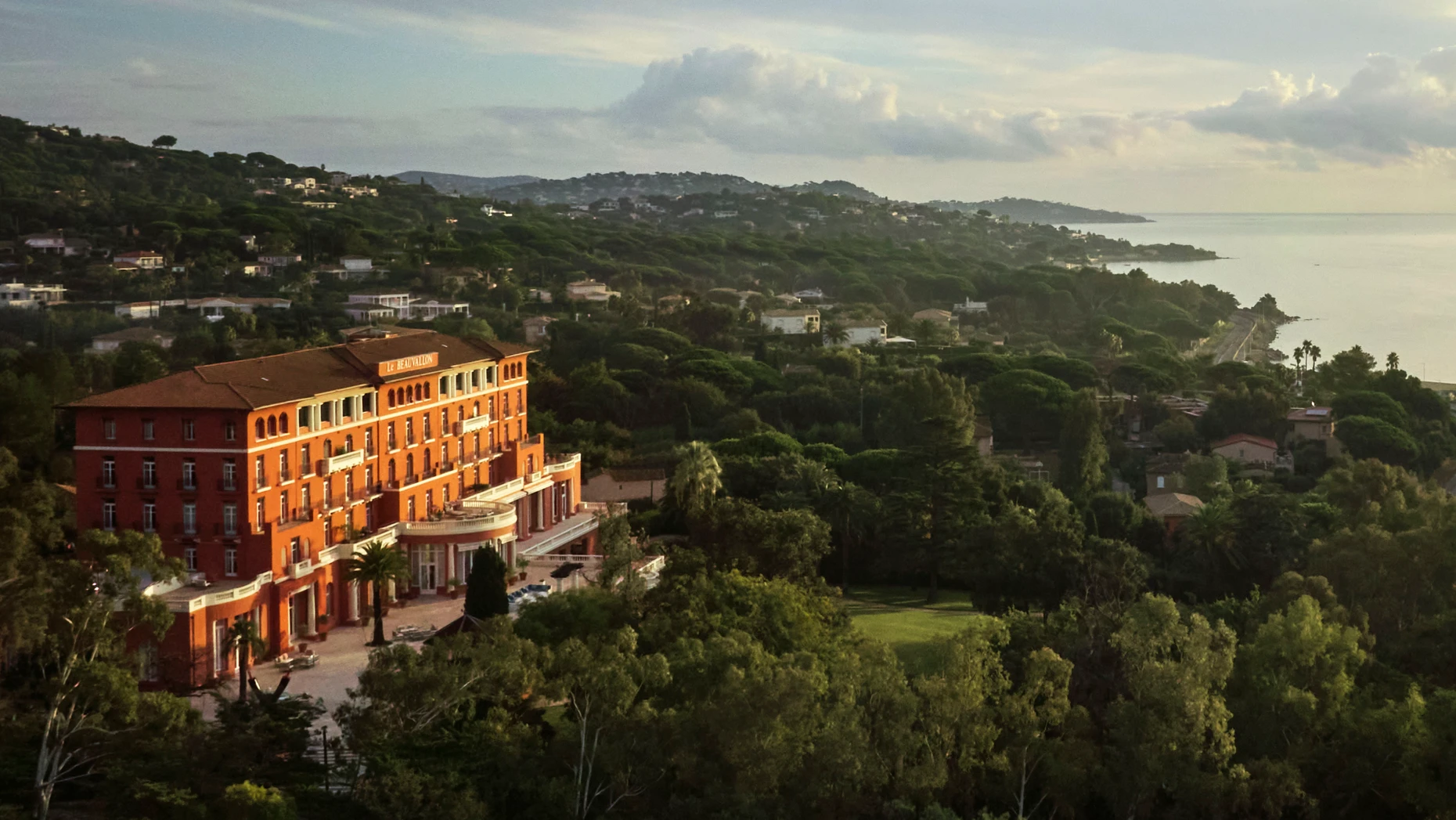 Wacht über den Golf: Das Luxushotel Como Le Beauvallon liegt in einem Skulpturenpark.
