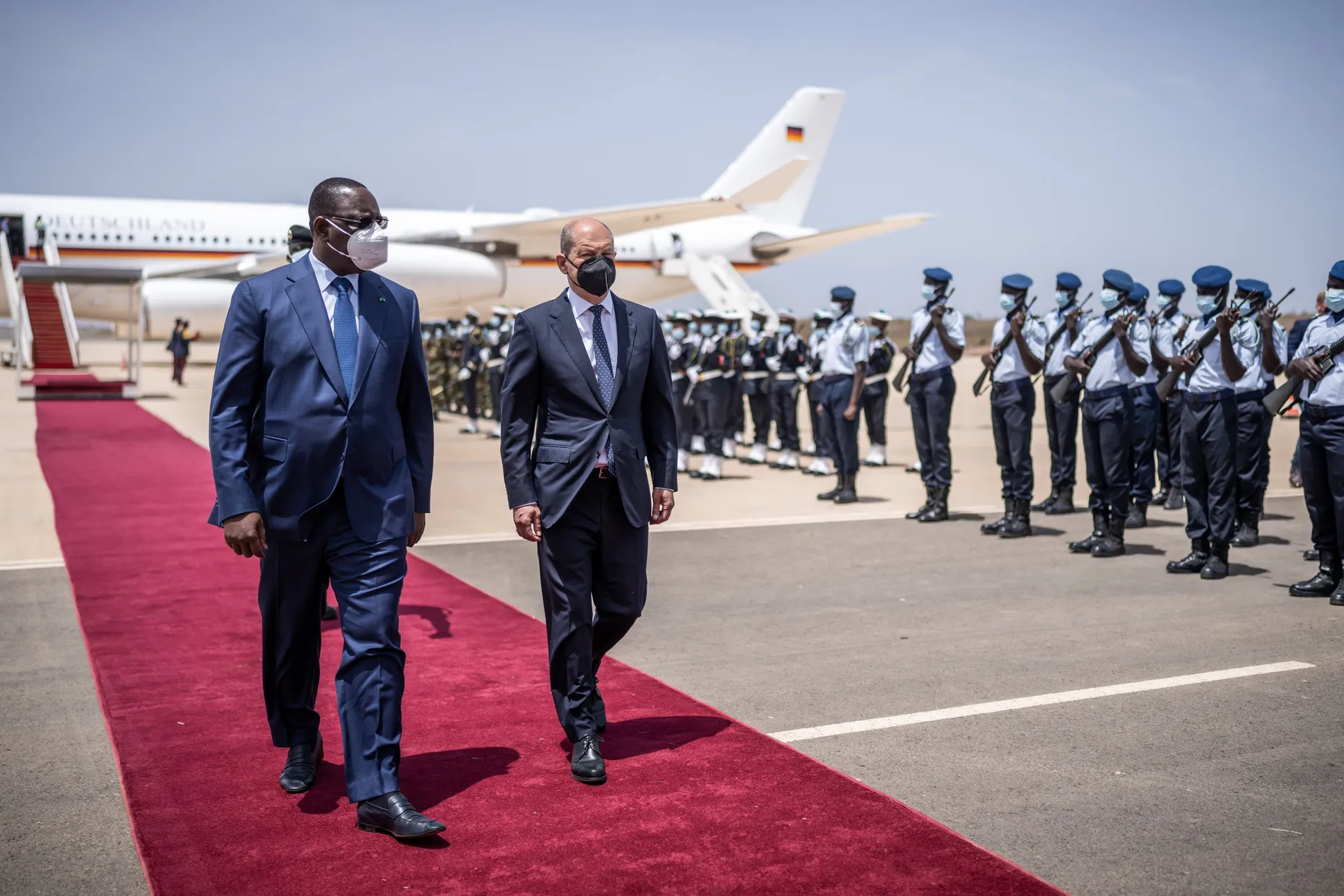 Ankunft in Dakar: Senegals Präsident Macky Sall empfängt Bundeskanzler Olaf Scholz mit  militärischen Ehren.