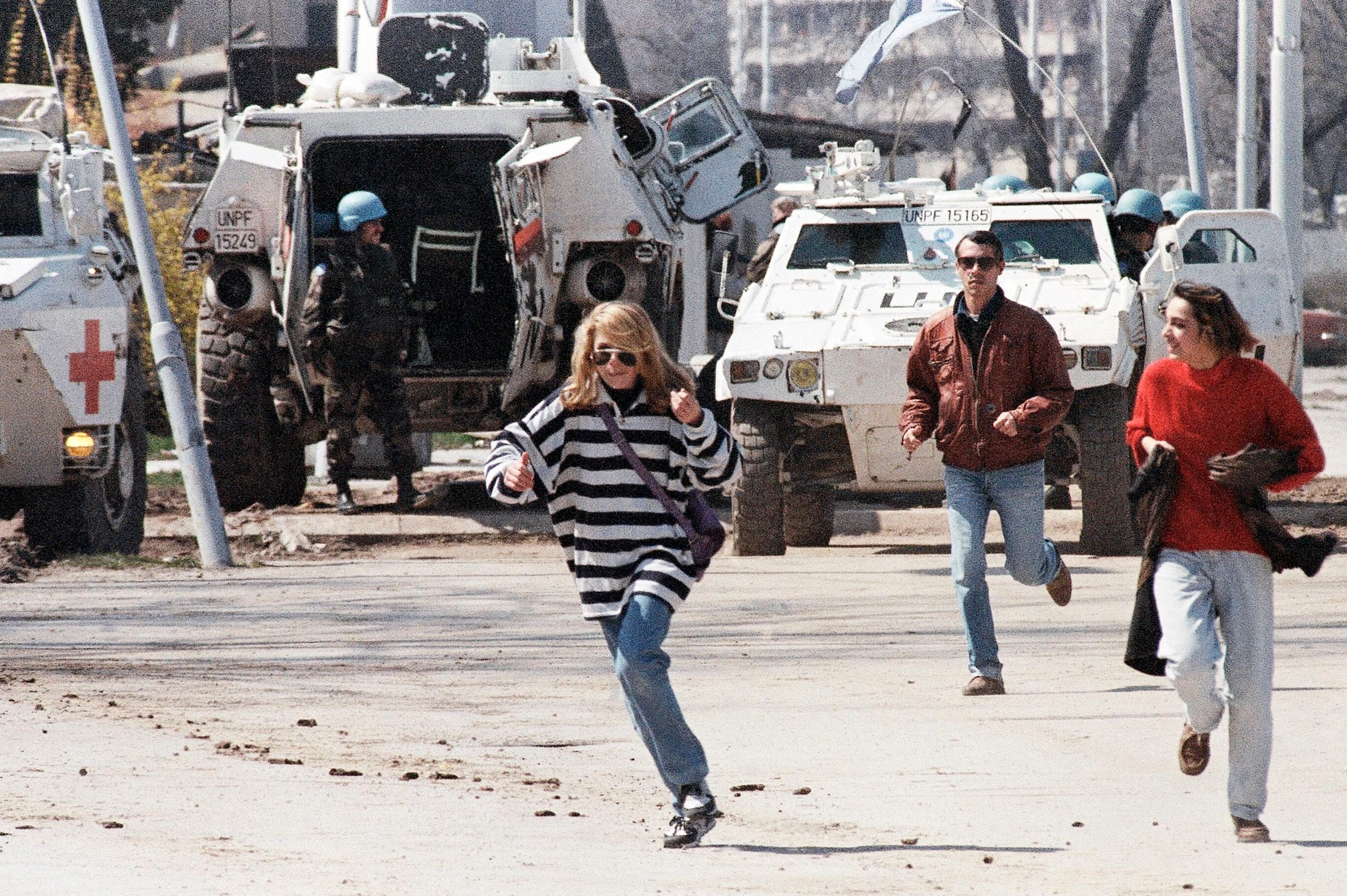 Menschen liefn um ihr Leben: Unsewr Bild, aufgenommen am 5. April 1995, zeigt der Einwohner Sarajevos, die über die sogenannten „Sniper Alley“ liefen, auf der Heckenschützen fortwährend Zivilisten ins Visier nahmen.