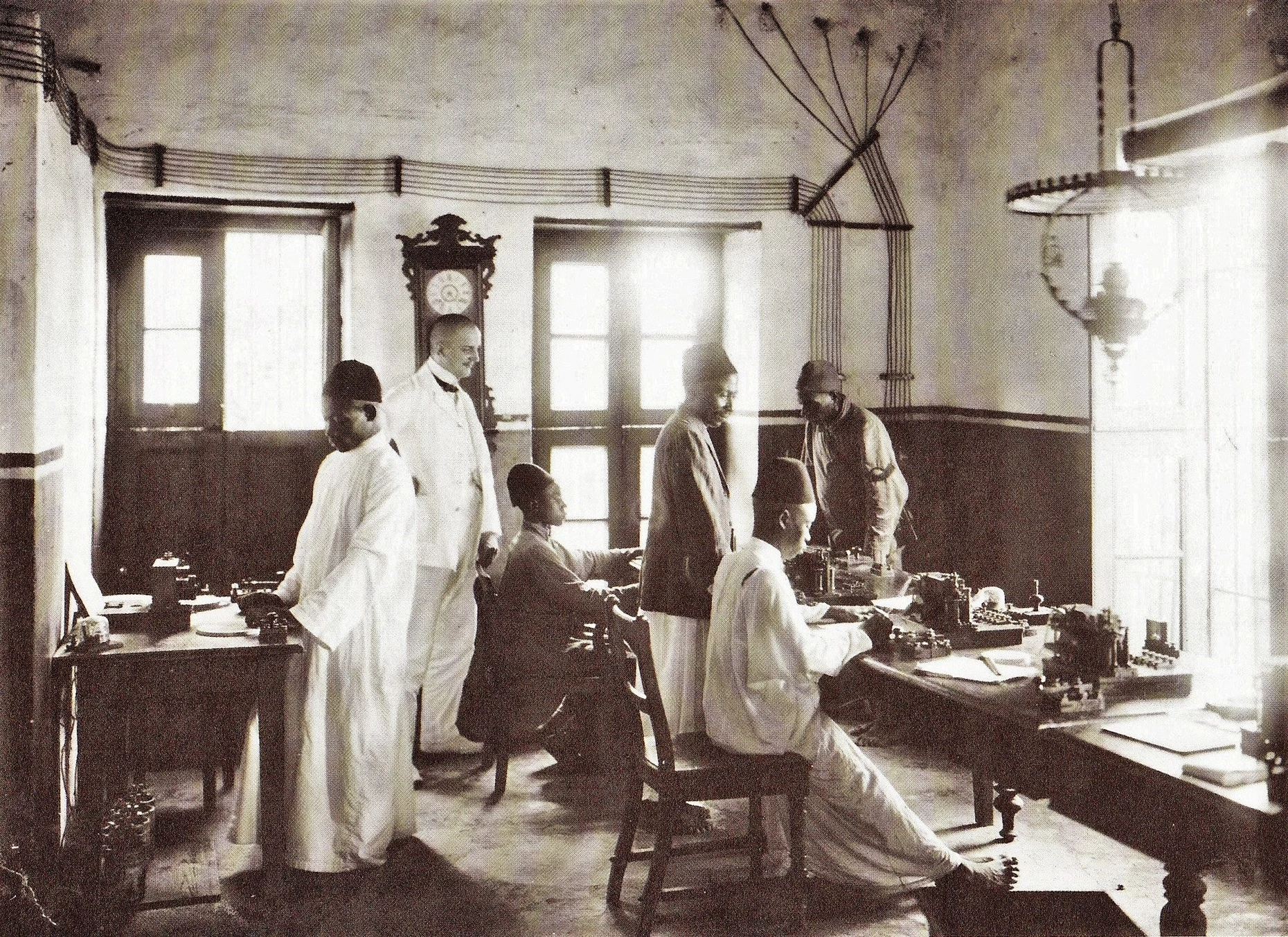 Höflich, aufmerksam und schnell sollten die ostafrikanischen Postbeamtenanwärter unter deutscher Anleitung werden: In der Postagentur Bagamoyo wurden im Jahr 1911 Einheimische in der Telegraphie unterrichtet.