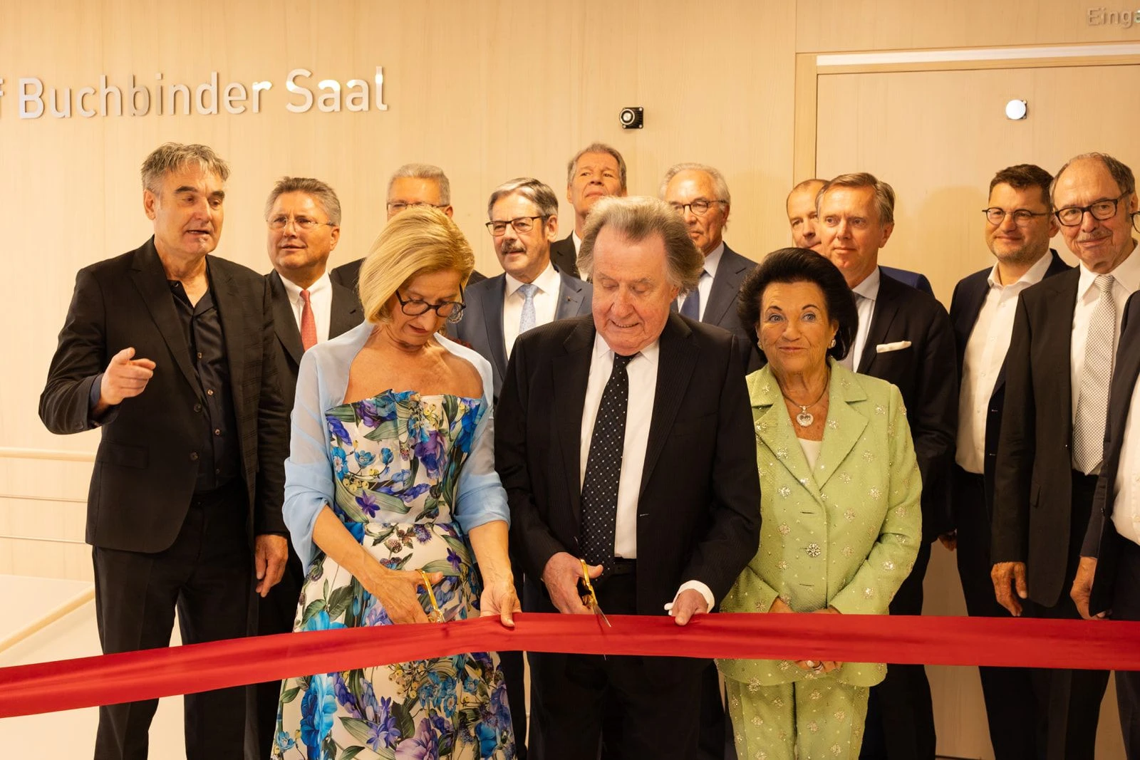 Landeshauptfrau Johanna Mikl-Leitner (links) und der Pianist Rudolf Buchbinder bei der Eröffnung des nach ihm benannten Saals