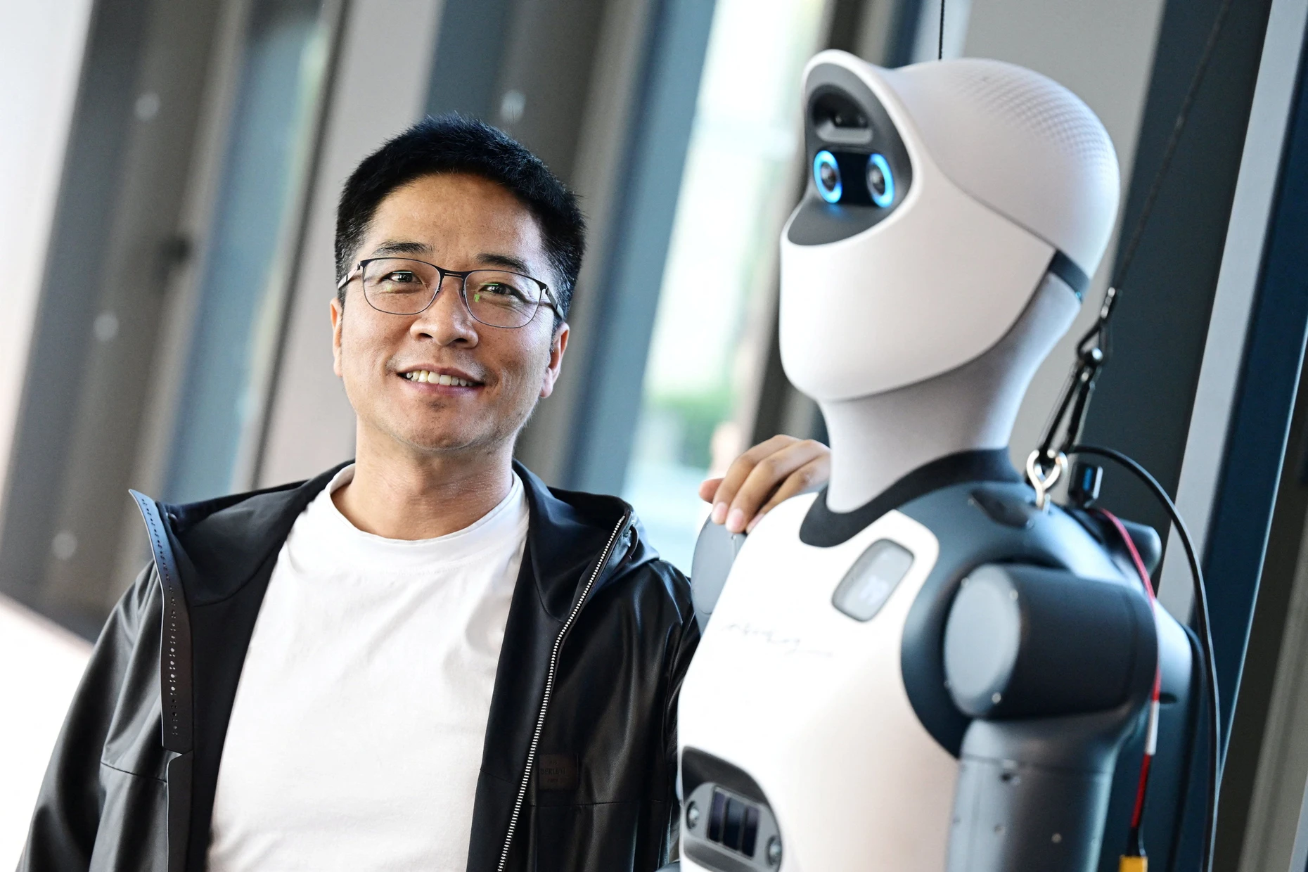 Agile-Robots-Gründer und -Chef Zhaopeng Chen mit einem Agile-One-Roboter