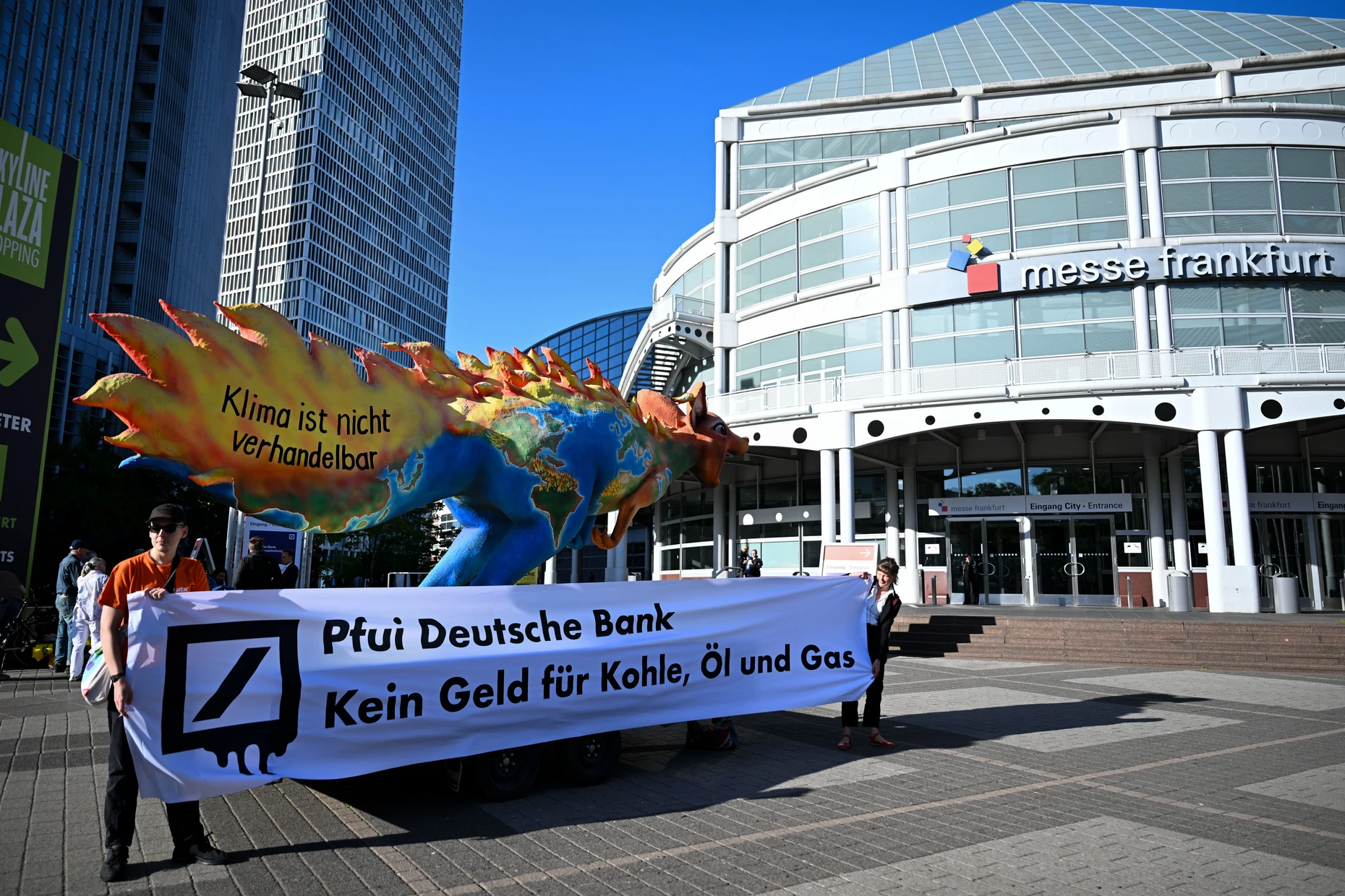 Proteste vor der Messe: Die Deutsche Bank lud in der Halle zur Hauptversammlung.