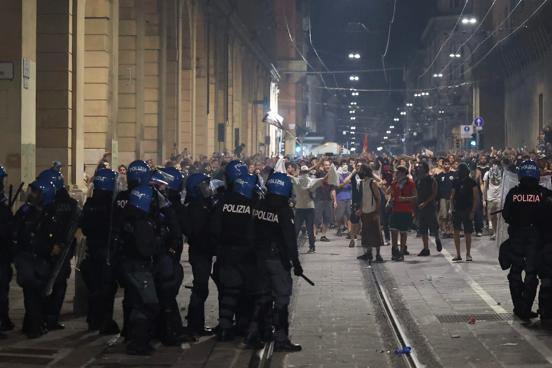 In Bologna kam es nach Fakirs Tod zu Zusammenstößen zwischen Demonstranten und der Polizei.