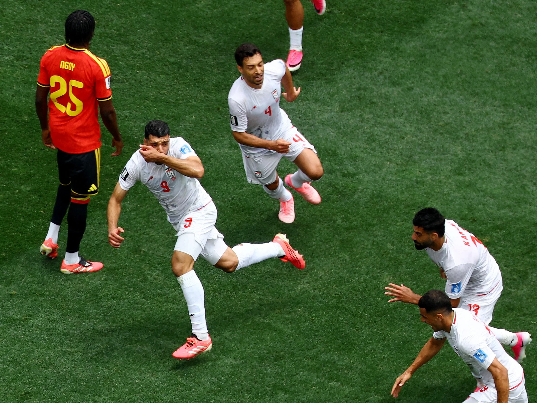 Nur kurz gejubelt: Die Iraner freuen sich über das vermeintliche 1:0.