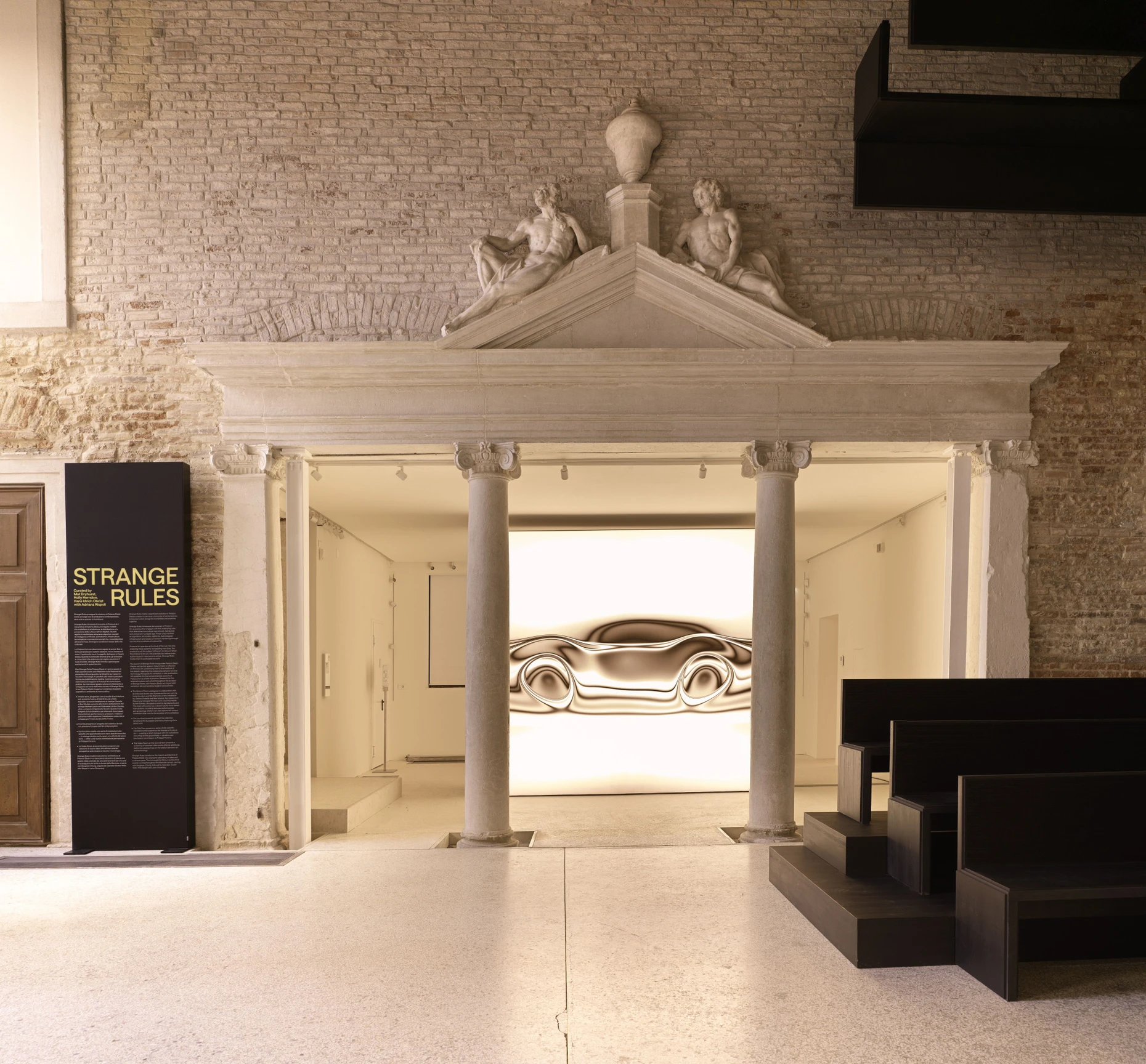  Ken Stanleys „Picbreeder“ (2008–2020) in einer Art Seitenkapelle des venezianischen Palazzo Diedo