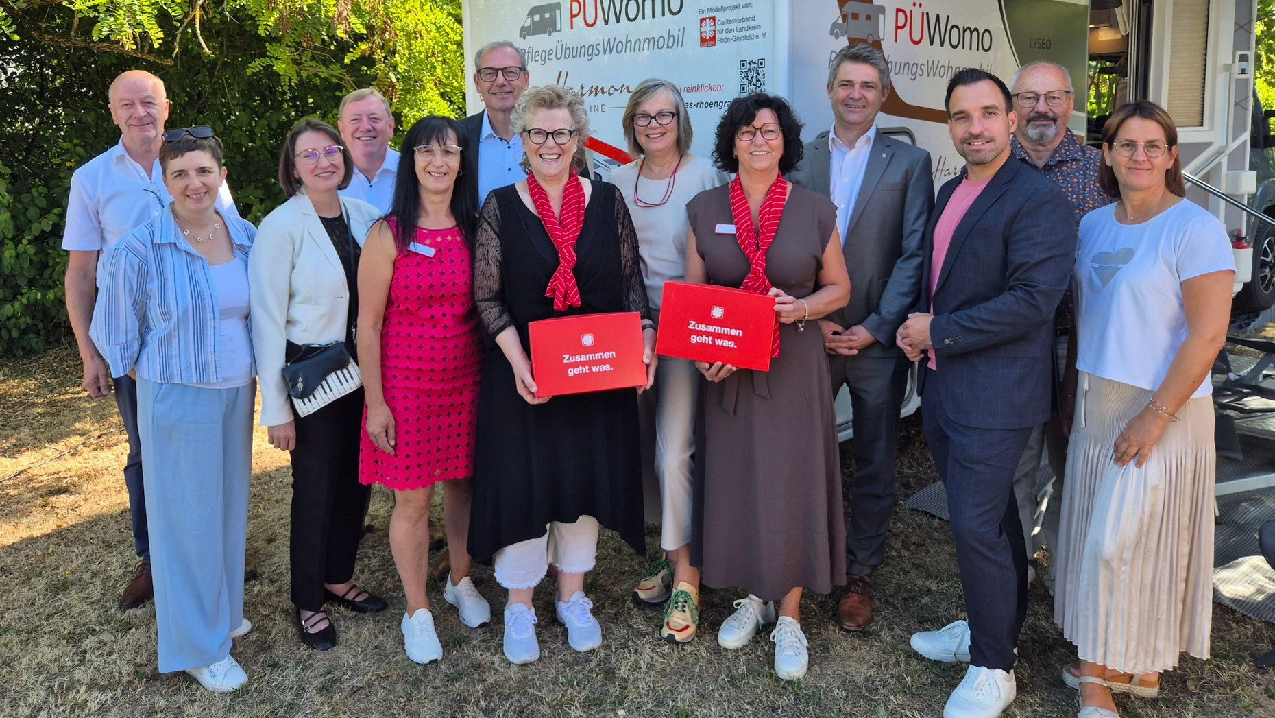 Caritas Präsidentin Eva Maria Welskop-Deffaa (zwischen den roten Schuhkartons) mit Unterstützern und Mitarbeitern des Zentrums in Mellrichstadt