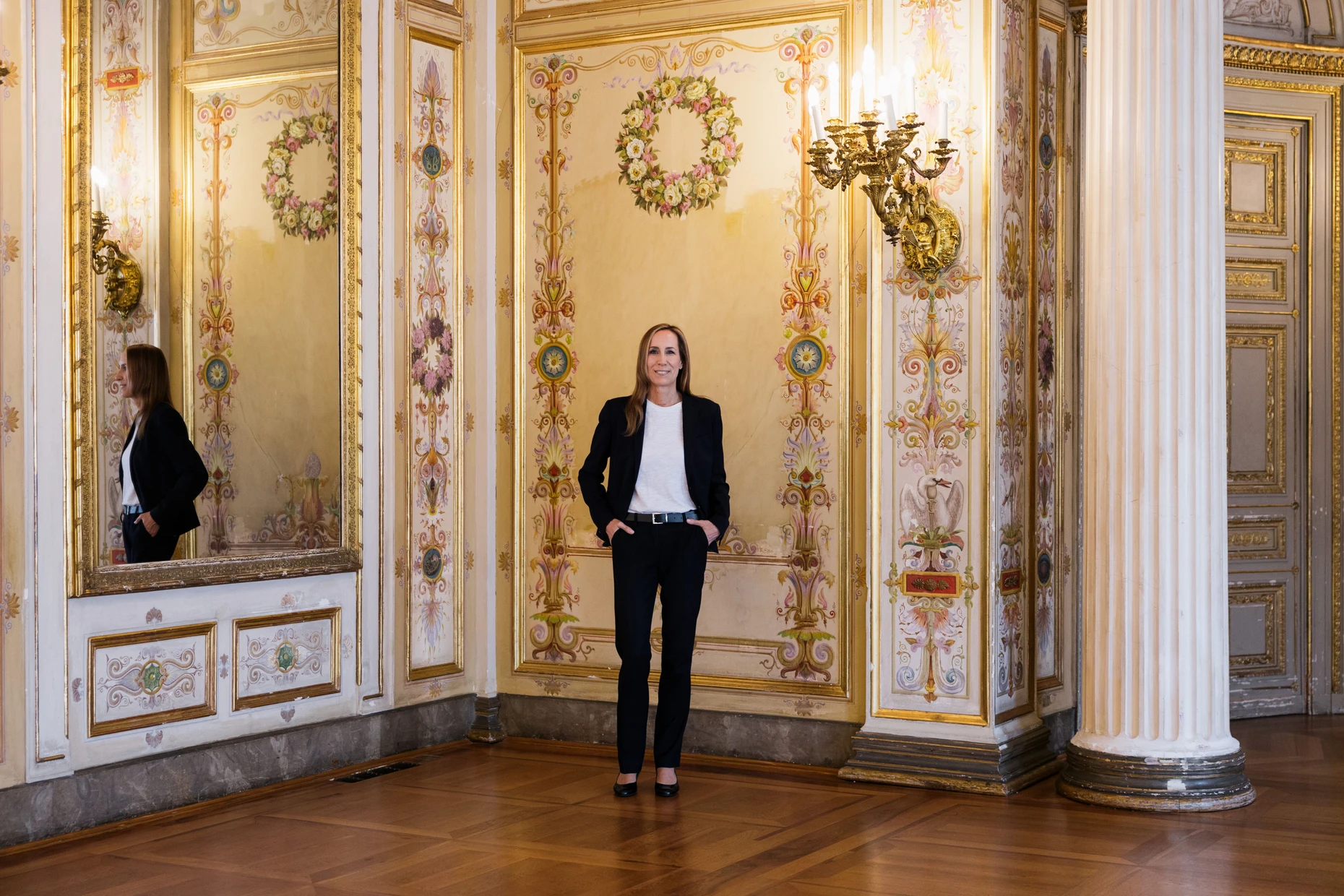Prunkvolles Ambiente:  Astrid Wallmann im Musiksaal des Landtagsgebäudes – dem früheren  Wiesbadener Stadtschloss
