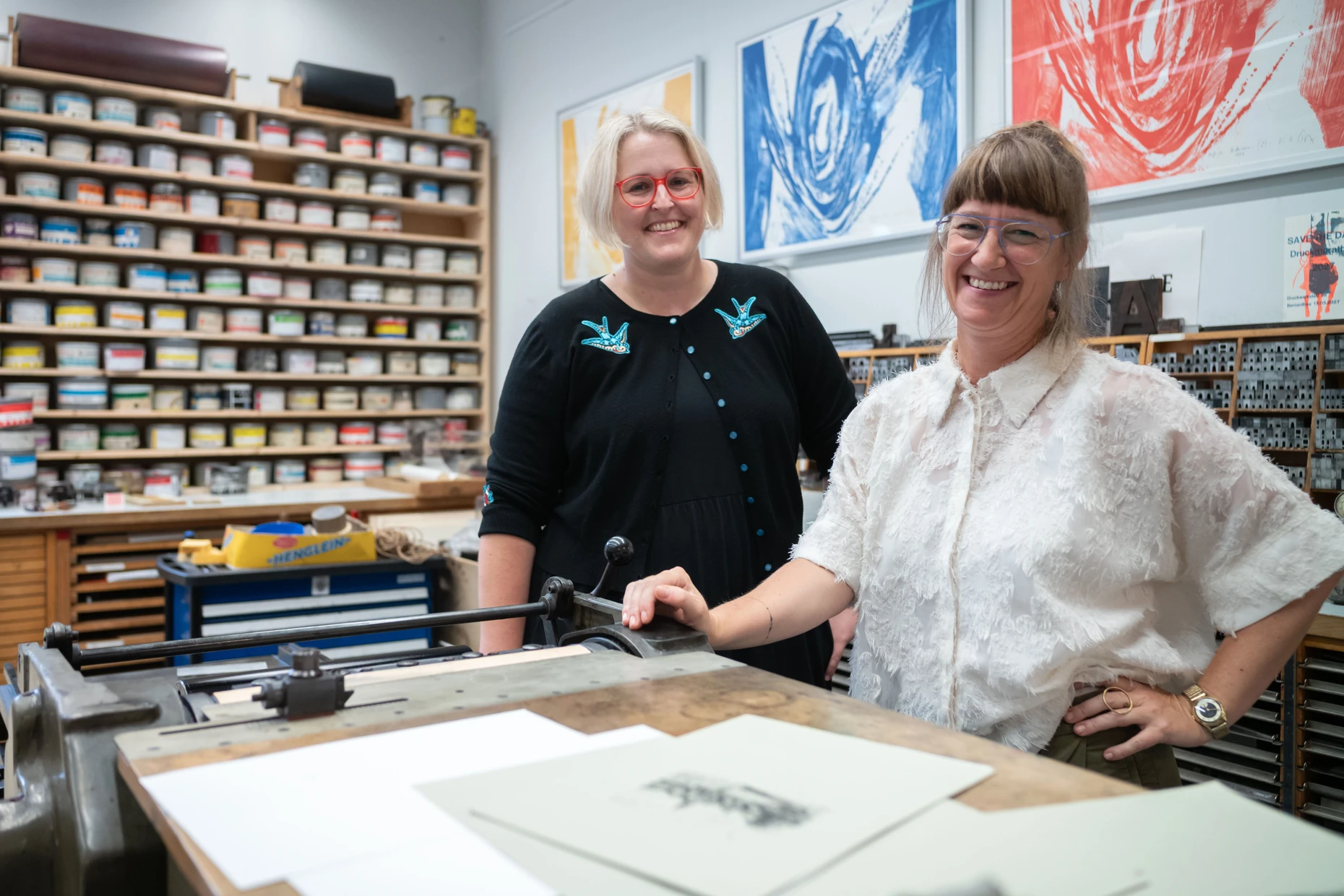 Festivalinitiatorin und Museumsleiterin Dorothee Ader (r.) und Volontärin Katharina Hepp, die das Druckfestival „Hot Printing“ organisieren.