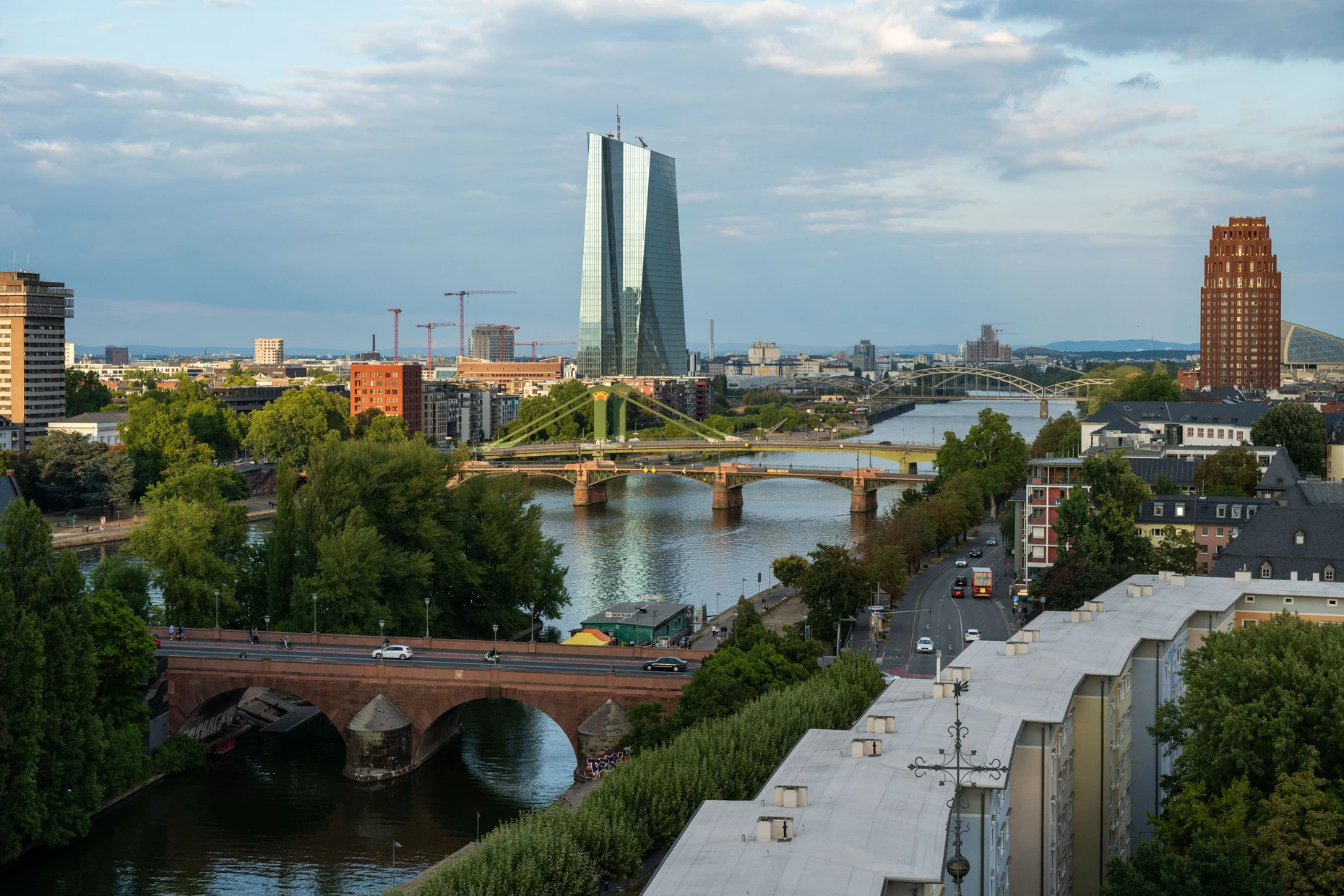 Vom Balkon des Kirchturms der Dreikönigskirche blickt man auf den Main und die Europäische Zentralbank.