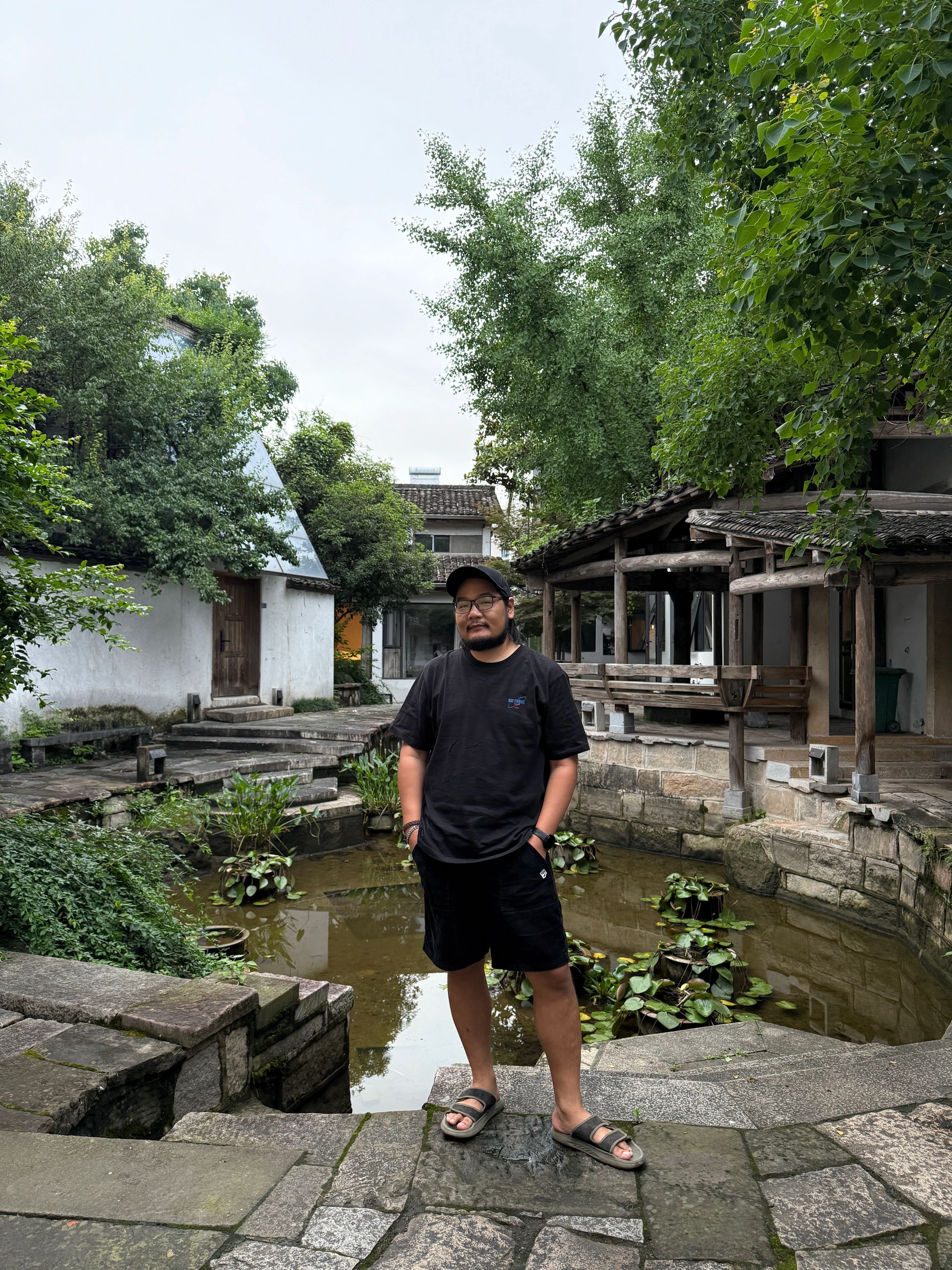 Li Xinya, Chef und Gründer der Kommune