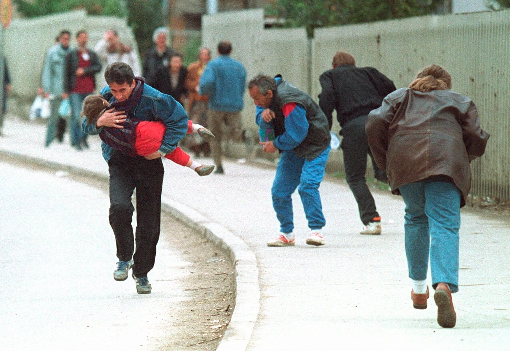 Den Scharfschützen ausgeliefert: Bewohner von Sarajevo rennen unter Feuer im April 1993.