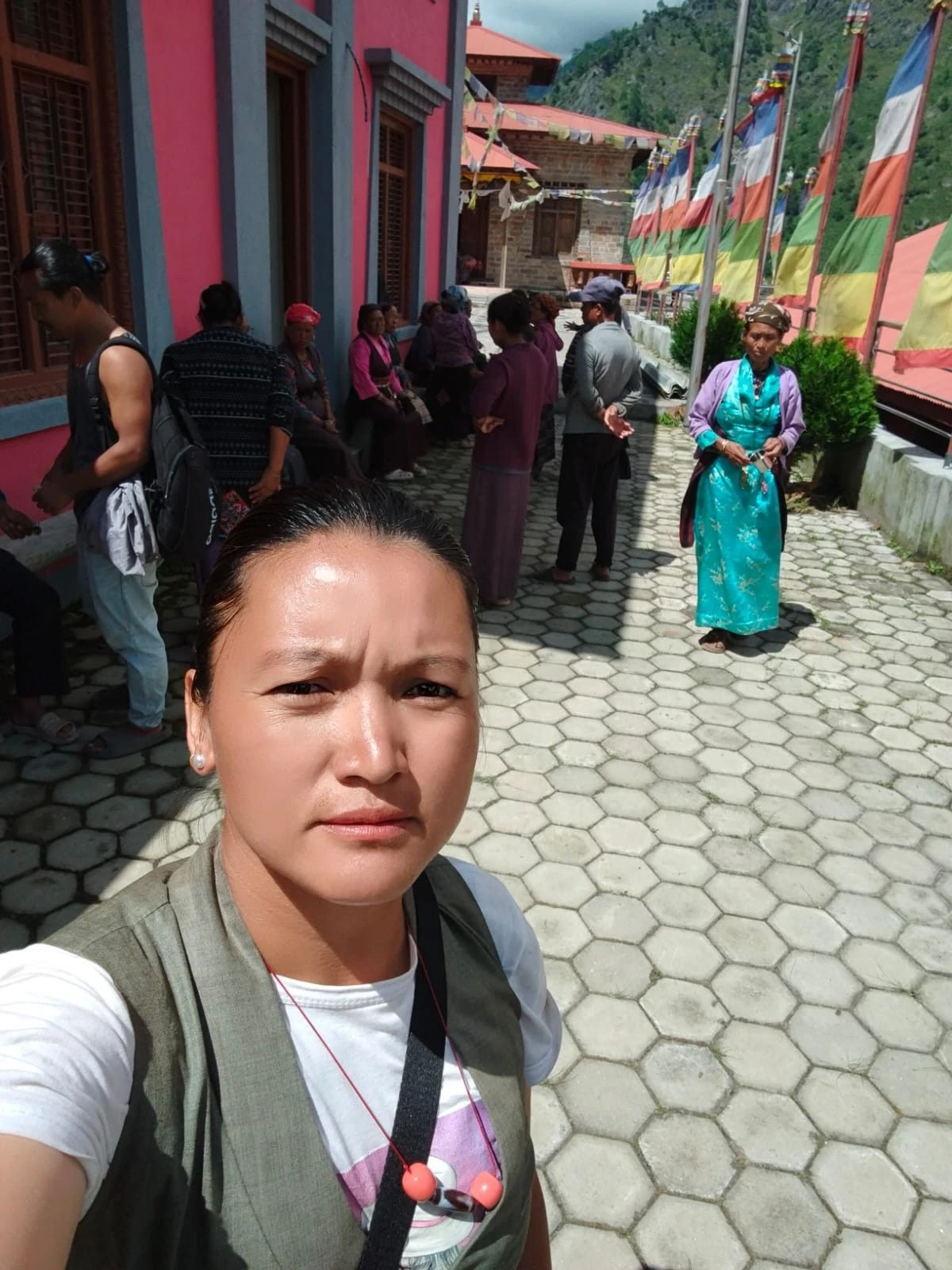 Dolma Tsering Tamang und ihre Familie überlebten, aber haben nun Probleme, an Nahrungsmittel zu gelangen.