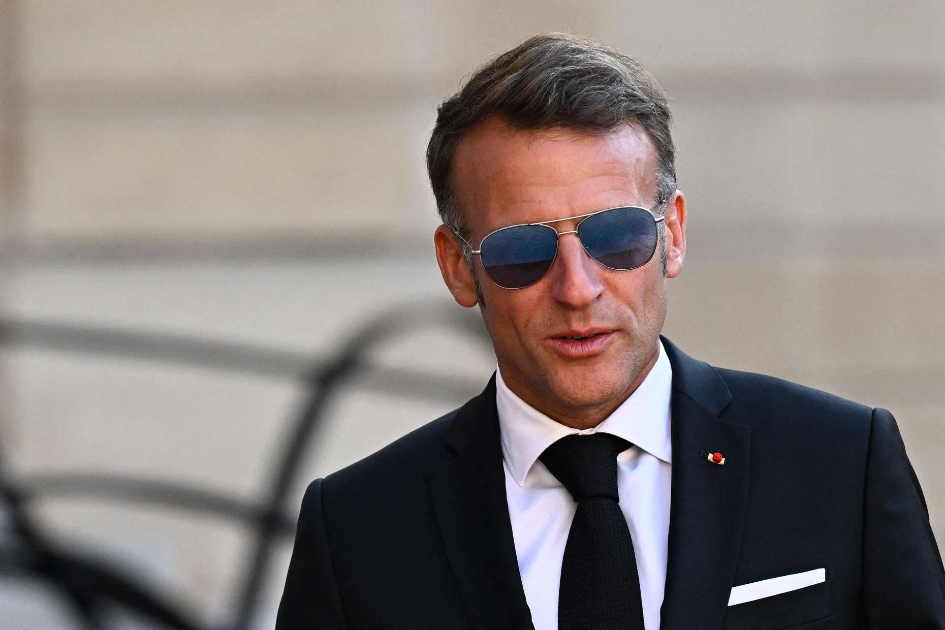 Frankreichs Präsident Emmanuel Macron vor dem Élysée-Palast in Paris