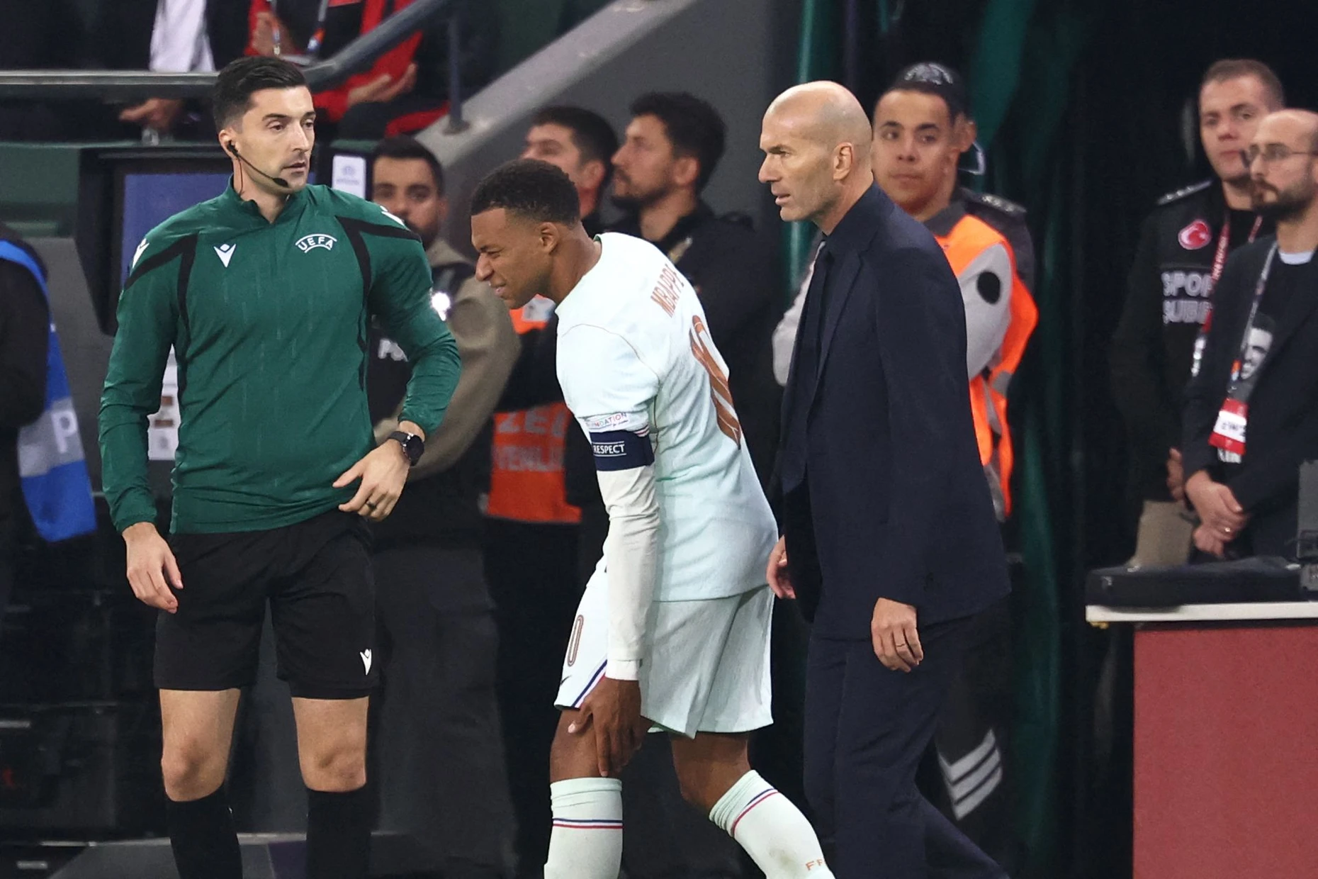 Kylian Mbappé (vorne) muss bei Zinédine Zidanes (rechts daneben) Debüt als französischer Nationaltrainer vorzeitig den Platz verlassen.