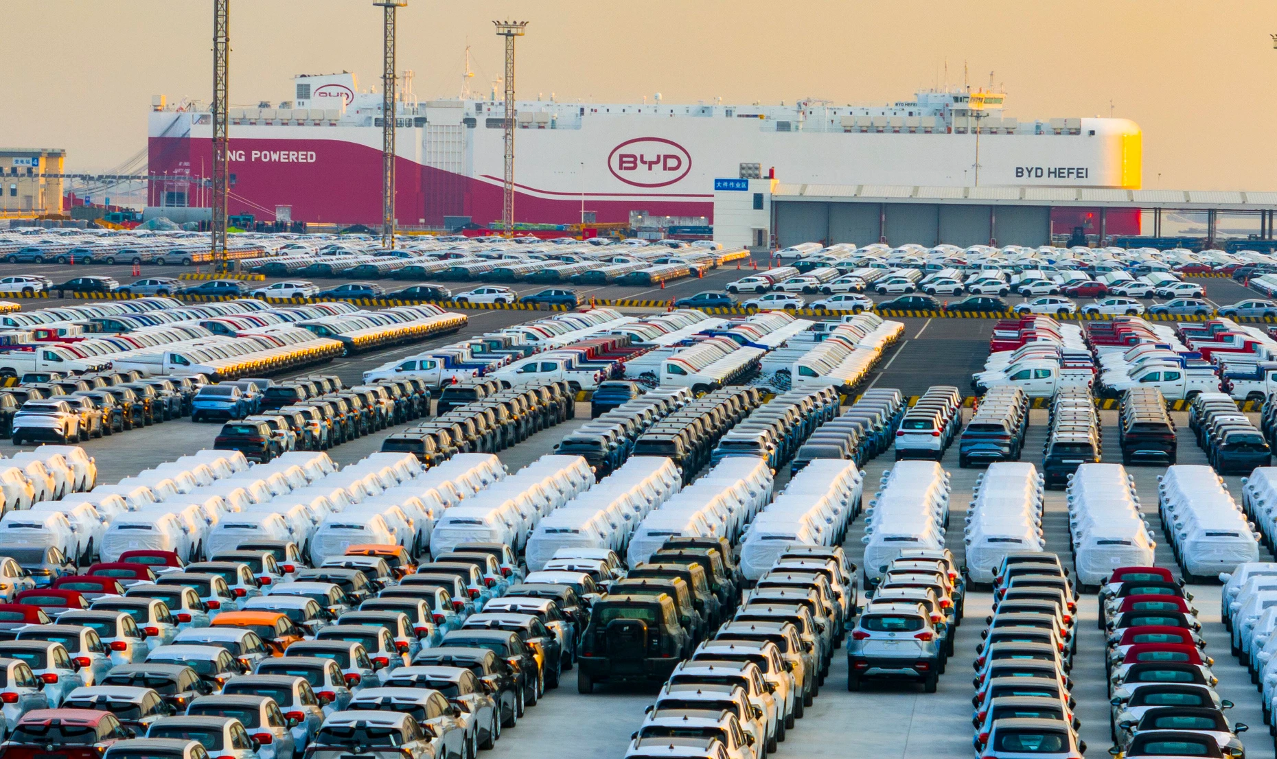 Die Exportwelle rollt: In der chinesischen Hafenstadt Suzhou lädt ein Frachter des BYD-Konzerns Elektroautos für die Ausfuhr nach Europa auf.