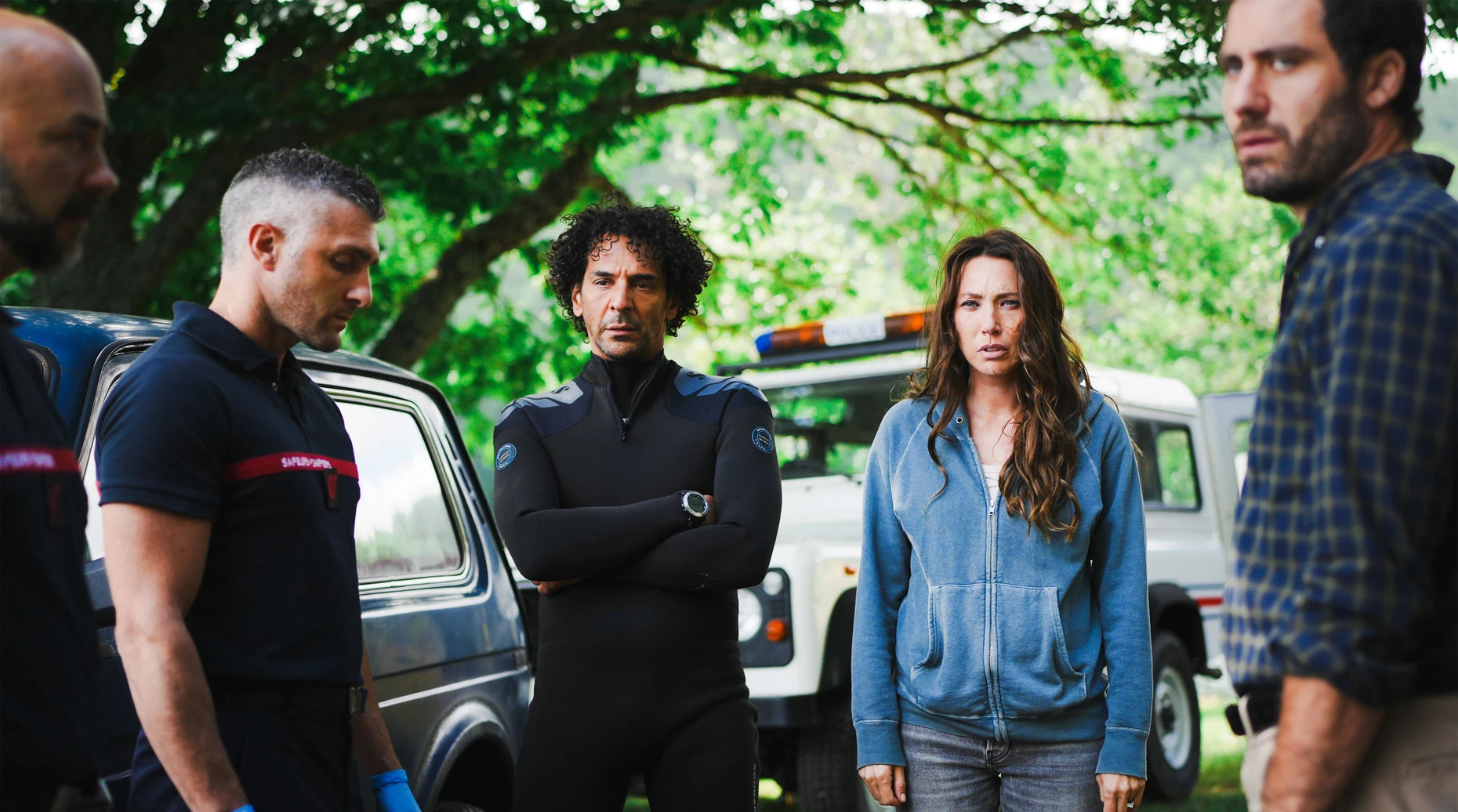 Die Pariser Hauptkommissarin Noémie Chastain (Laura Smet, 2. v. re.) mit ihrem Kollegen Romain (Théo Costa-Marini, re.) und dem Taucher Hugo (Tomer Sisley, 3. v. li.).