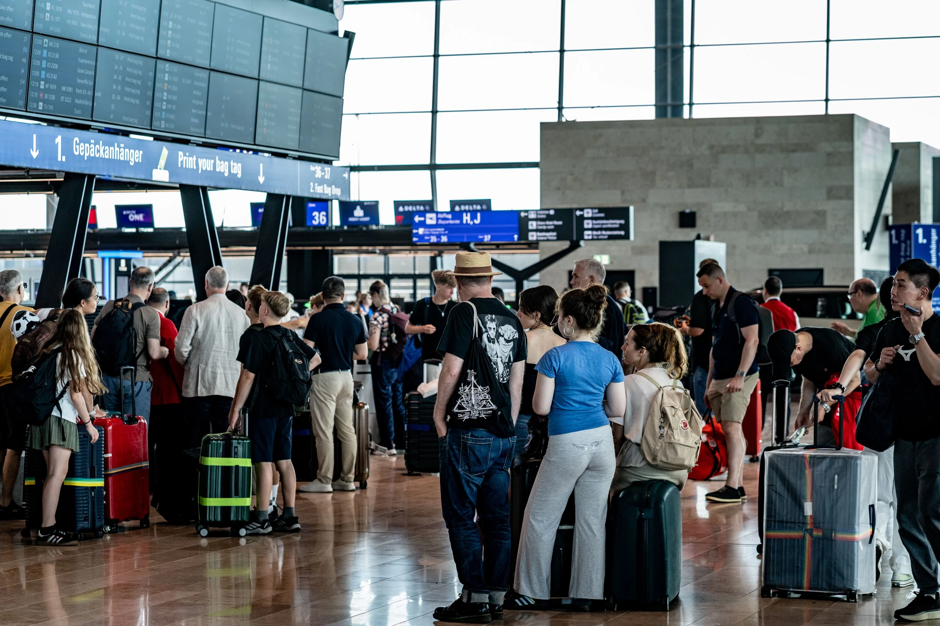 Viel los, aber kein Ansturm: Passagiere in der Check-in-Halle des Terminals 3 am Samstag