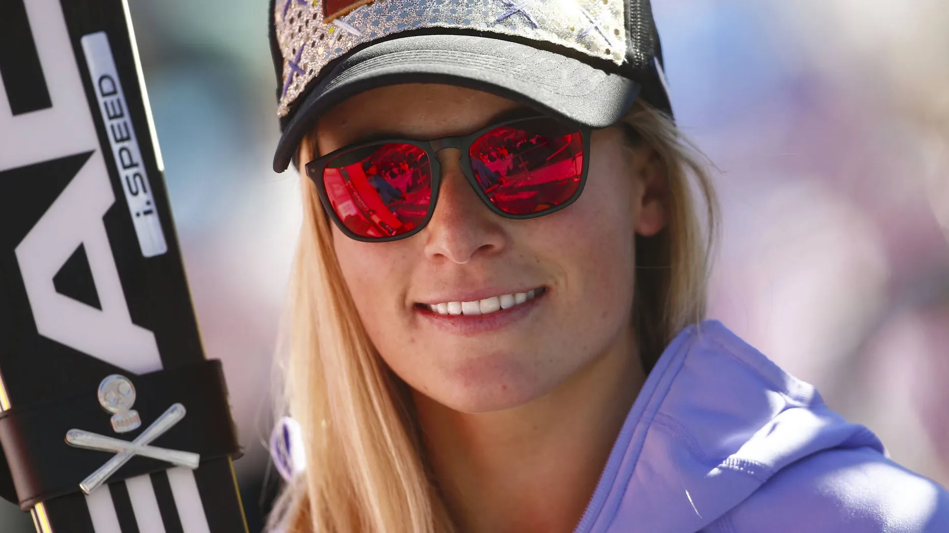 Glänzende Aussichten für die Schweizerin: Skirennfahrerin Lara Gut (Bild) hat einen Tag nach der Super-Kombination auch die Weltcup-Abfahrt in Val d'Isère gewonnen. Am Ort ihrer ersten WM-Medaillen war der Erfolg ihr 15. im alpinen Ski-Weltcup. Die 24-Jährige siegte in Frankreich vor ihrer Teamkollegin Fabienne Suter und der Kanadierin Larisa Yurkiw Die deutsche Starterin Viktoria Rebensburg belegte den 14. Platz. Favoritin Lindsey Vonn schied bei ihrem 350. Weltcup-Rennen aus. Ebenfalls nicht ins Ziel kamen die Deutschen Michaela Wenig und Ann Katrin Magg. Ihre Teamkollegin Patrizia Dorsch belegte den 39. Platz. (dpa)
