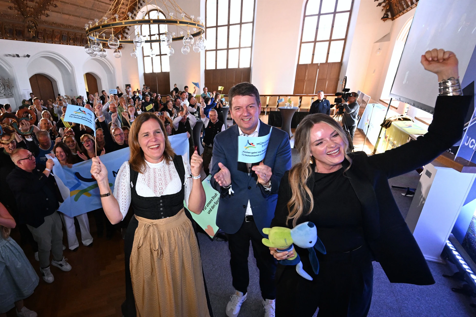 Aus München in die Welt: Auch im Alten Rathaus wird das Ergebnis bejubelt.