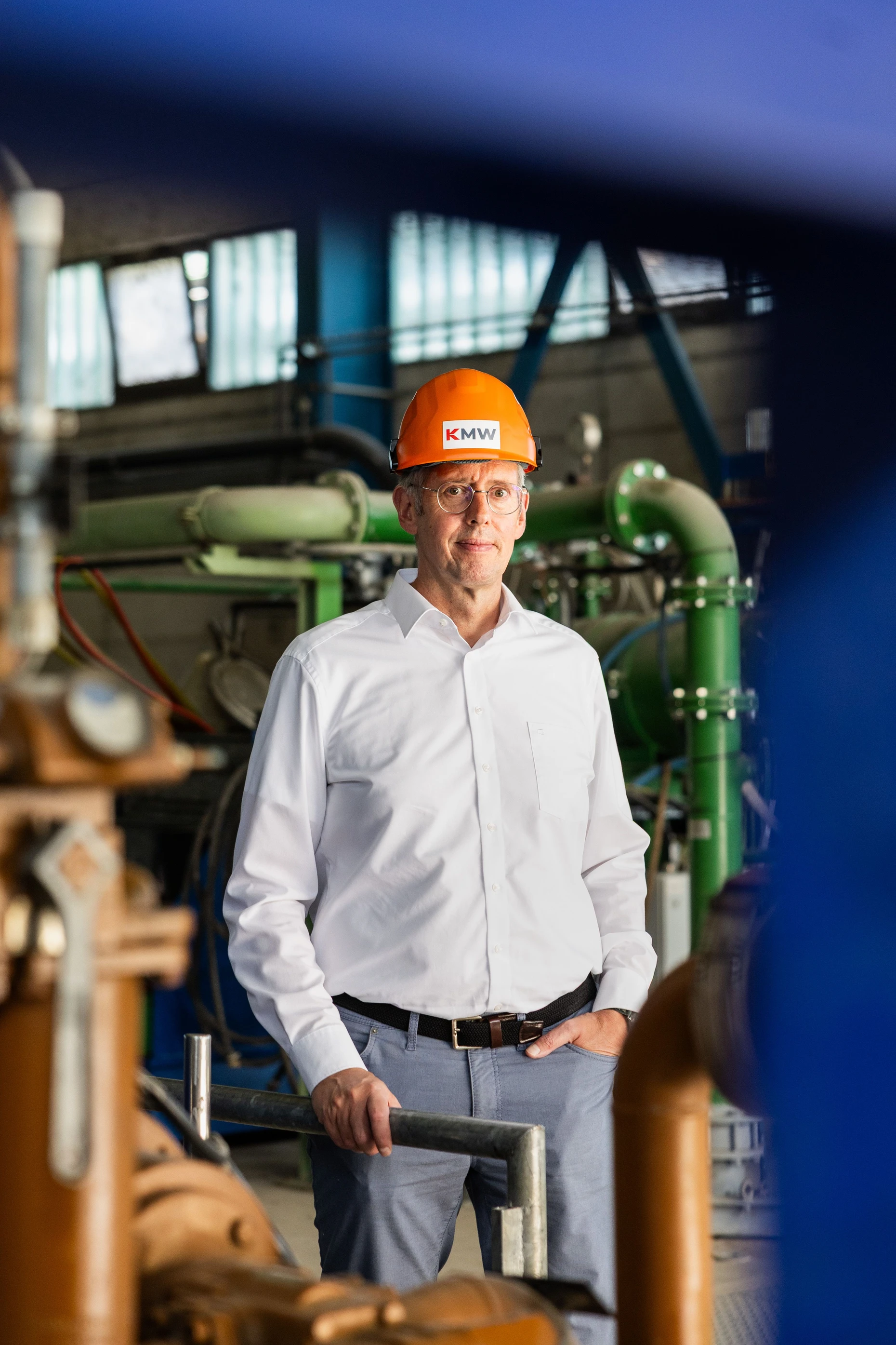 Oliver Malerius, Vorstandsvorsitzender der Kraftwerke Mainz-Wiesbaden AG (KMW), steht an den Pumpen für das Kühlwasser von Kraftwerk 3.