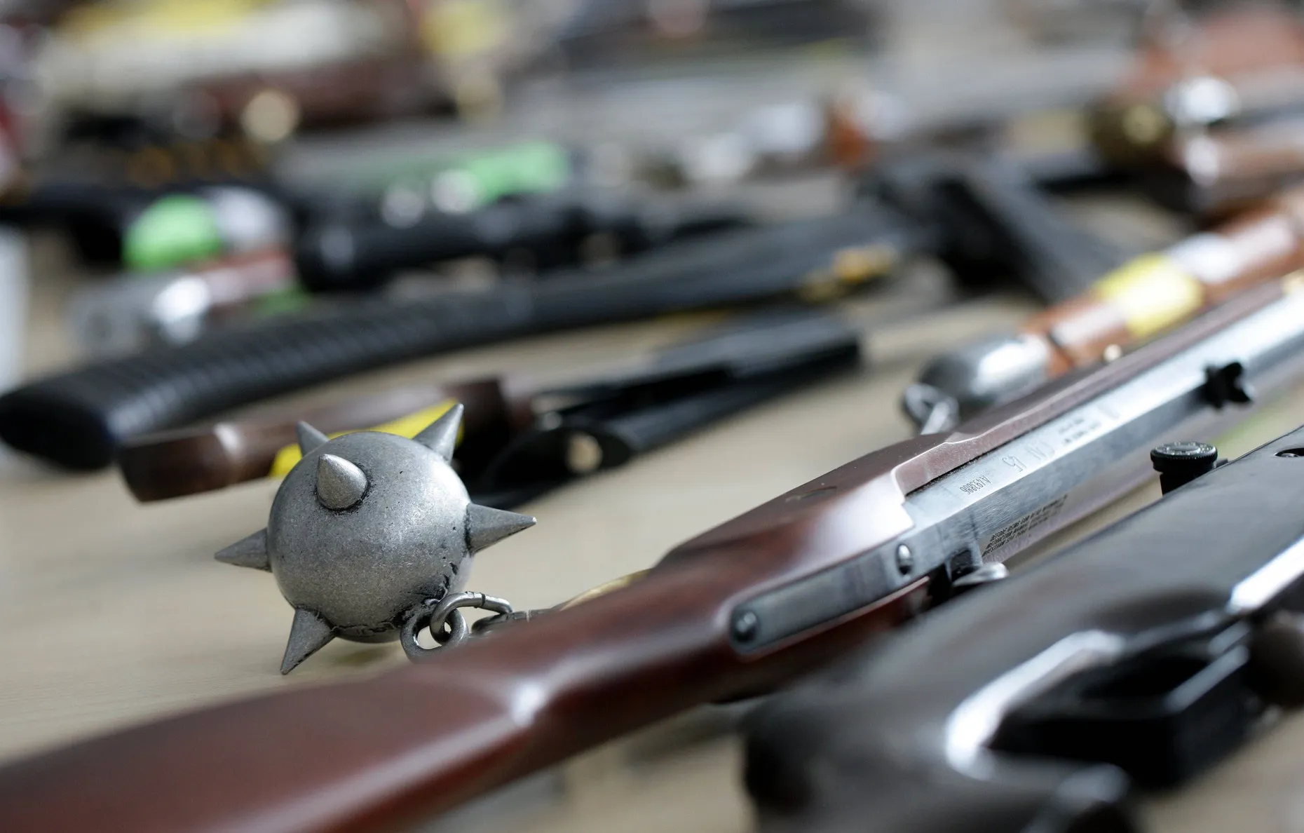 Viele Waffen fand die Polizei bei ihrer Razzia