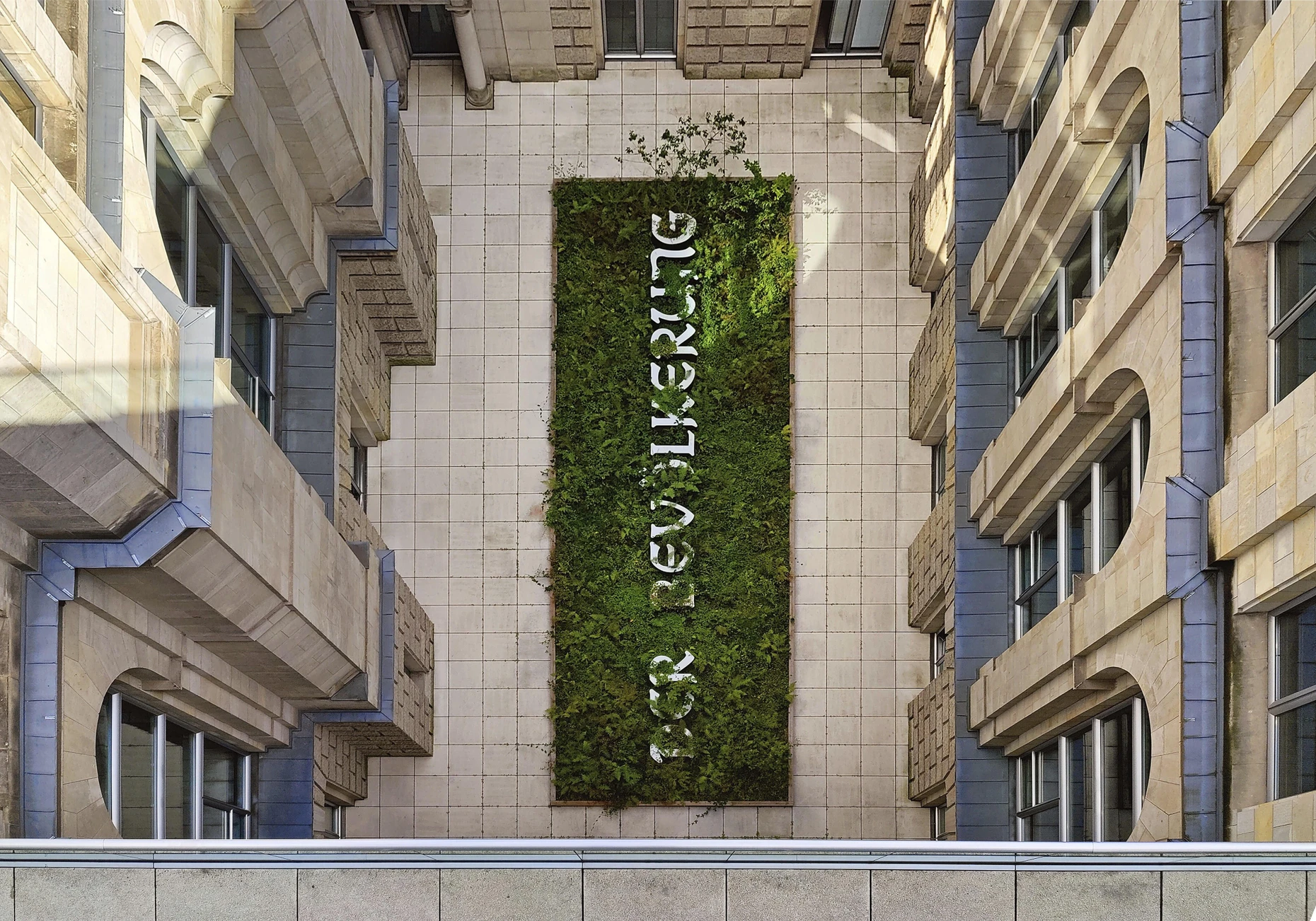 Bald mit Erde aus dem Main-Taunus-Kreis: Hans Haackes Kunstwerk in Berlin