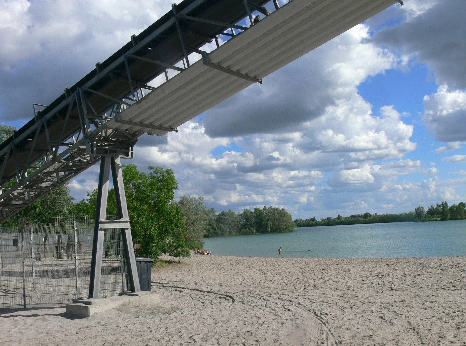 Badestelle mit Industriecharme: Am Pfarrwiesensee stehen noch Förderanlagen.