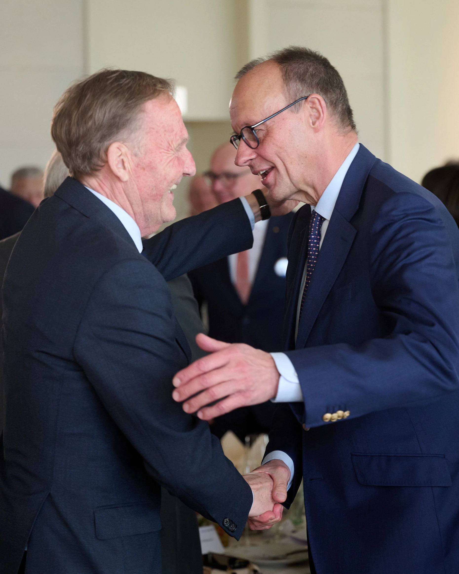 Sauerland-Connection:  Friedrich Merz hört in Sportfragen die Meinung von BVB-Präsident Hans-Joachim Watzke (links) an.