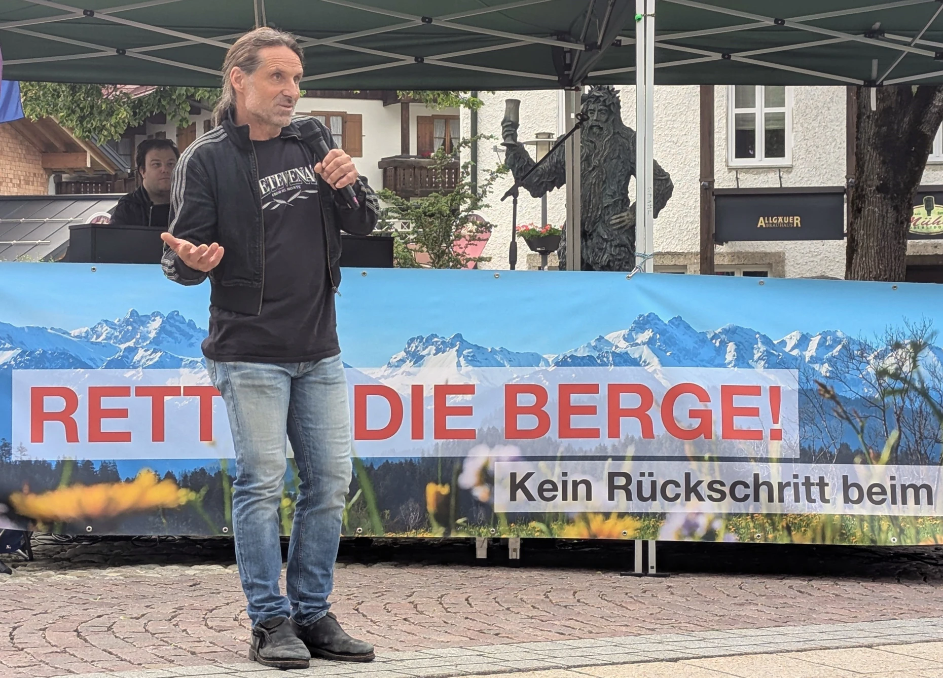 Protest in Oberstdorf: Alexander Huber bei einer Veranstaltung von Mountain Wilderness im Juni