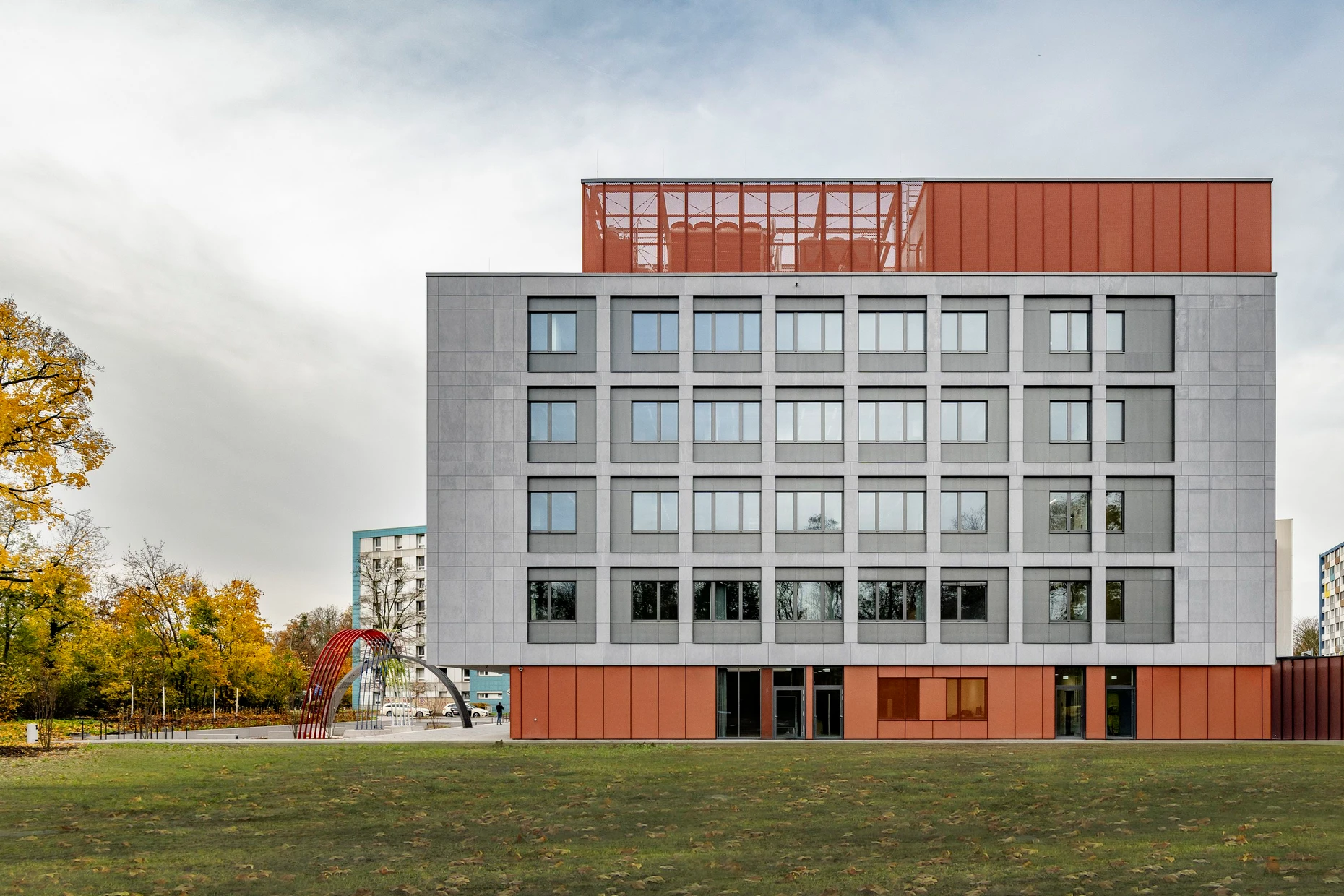 Unscheinbar: Der Neubau des Fraunhofer-Instituts im Frankfurter Stadtteil Sachsenhausen birgt Spitzenforschung.