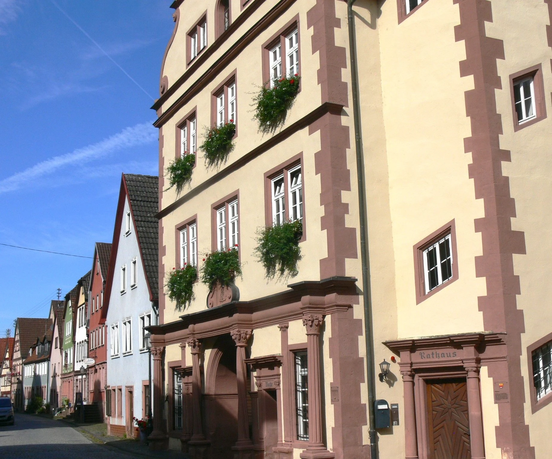 Herausgeputzt: die Stadtmitte von Rothenfels mit dem bis heute genutzten Renaissance-Rathaus Im Vordergrund