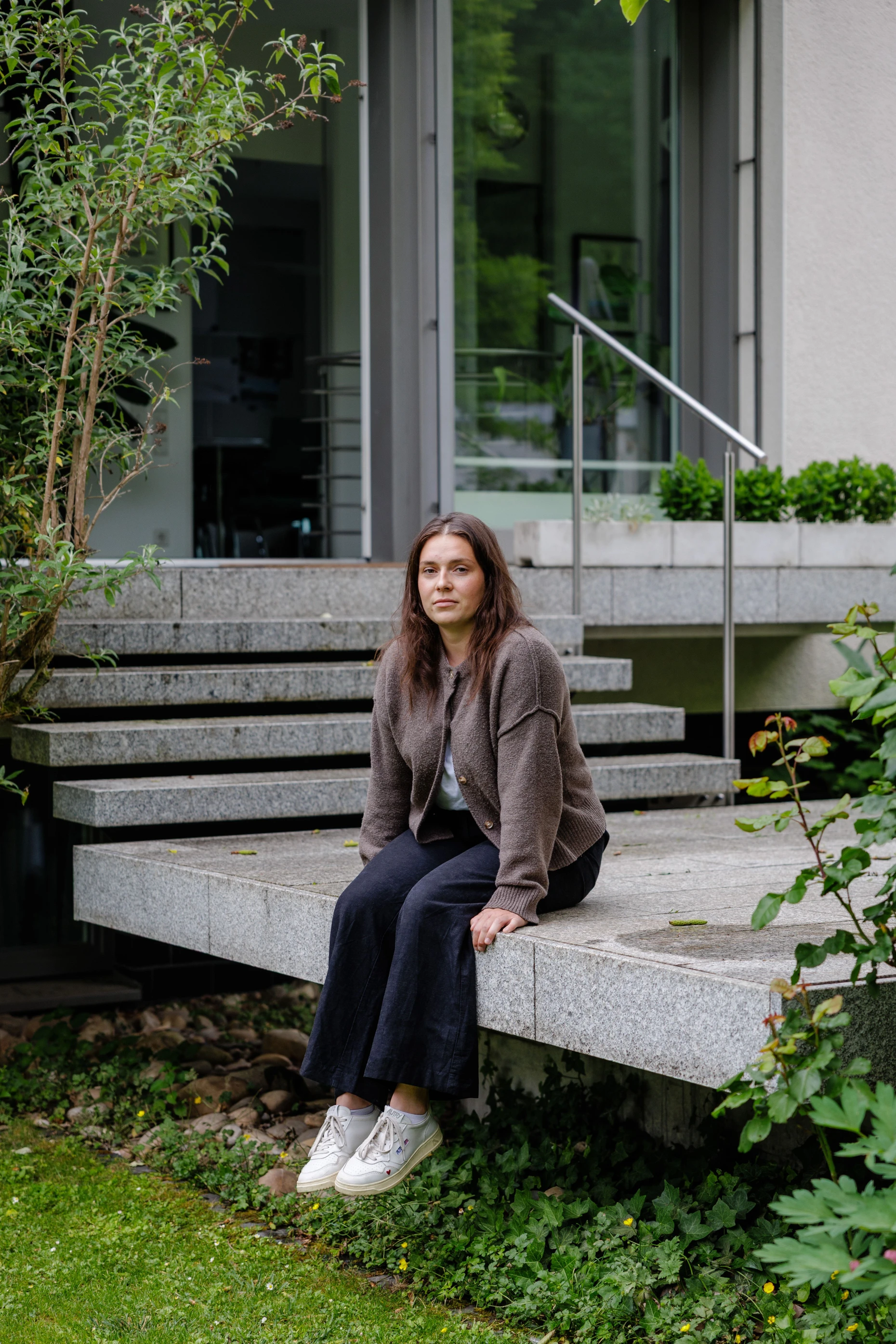Lina Schuurmann im Garten des Architekturbüros Severain.