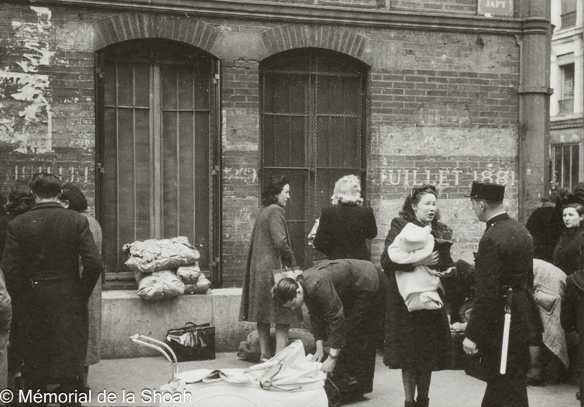 Die 98 Fotos bilden eine vollständige Reportage – vom Eintreffen der nichts ahnenden Opfer über das Heranschaffen von Koffern und Gepäck bis zu den ersten Tagen der nunmehrigen Insassen in den beiden genannten Lagern.