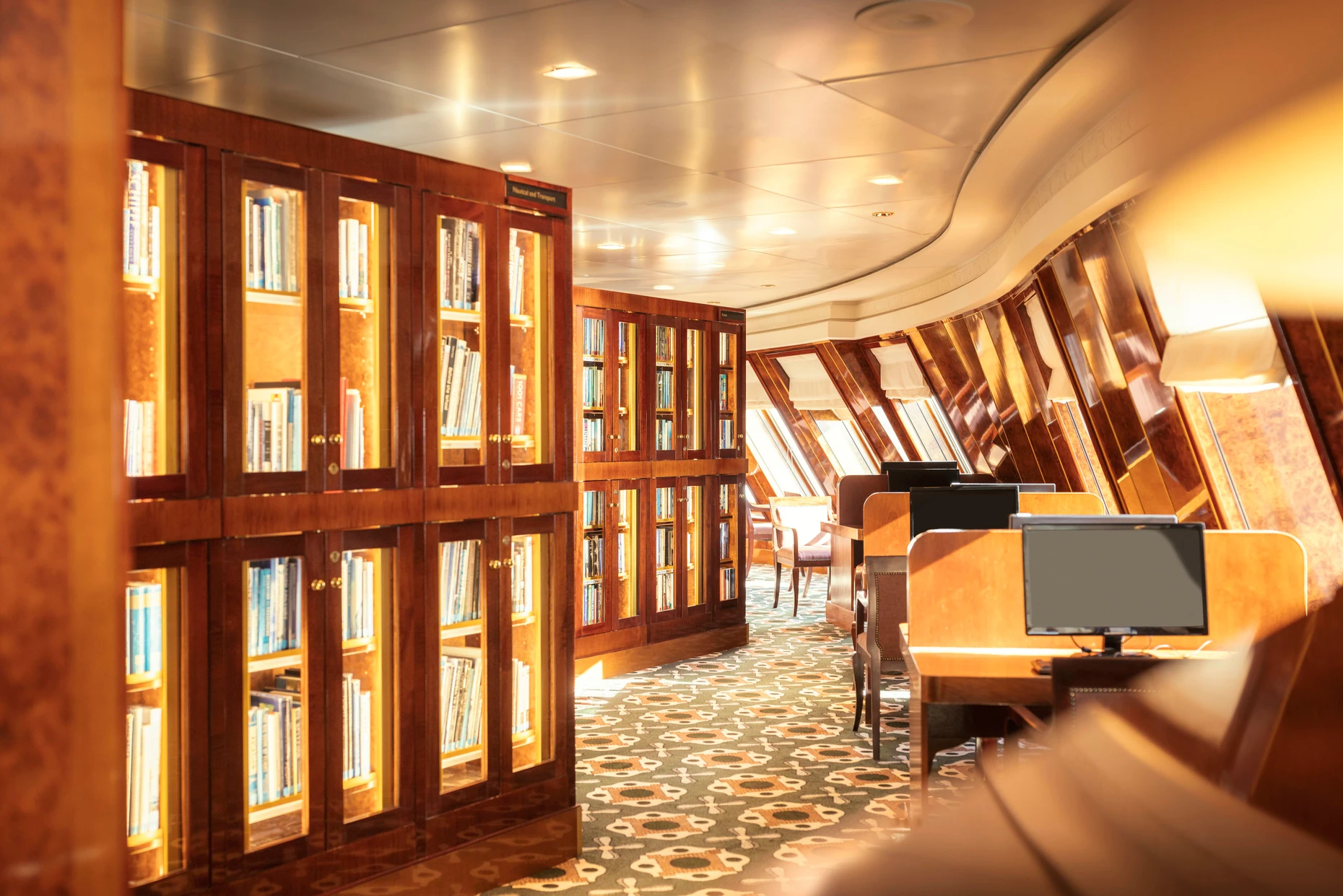 Mehr als 8000 gebundene Bücher fasst die Bibliothek der QM2.