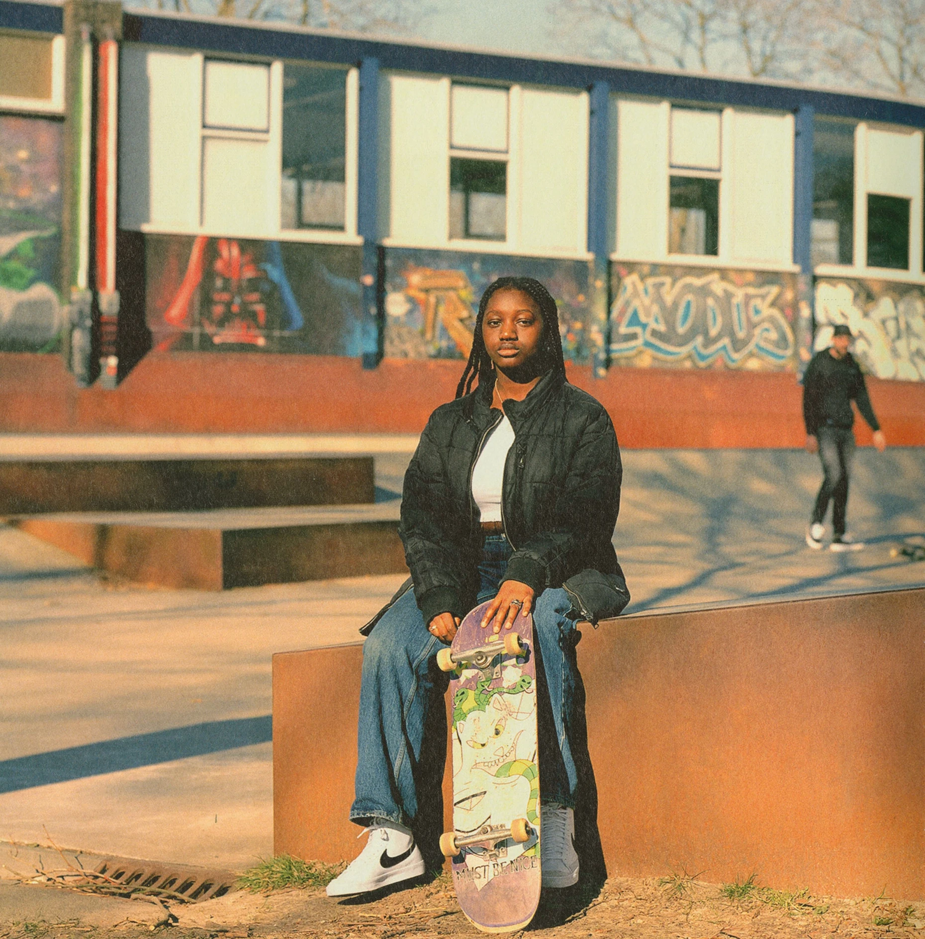 Eine der am Buch beteiligten Fotografinnen ist Elizar Veerman, die die sechzehnjährige Lena an ihrem Lieblingsplatz in Rotterdam, einem Skatepark, porträtierte.
