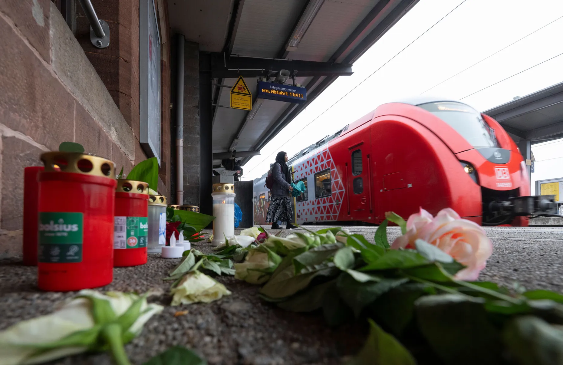 Kerzen und Blumen erinnern am 6. Februar auf dem Bahnsteig in Landstuhl an den getöteten Bahnmitarbeiter Serkan C.