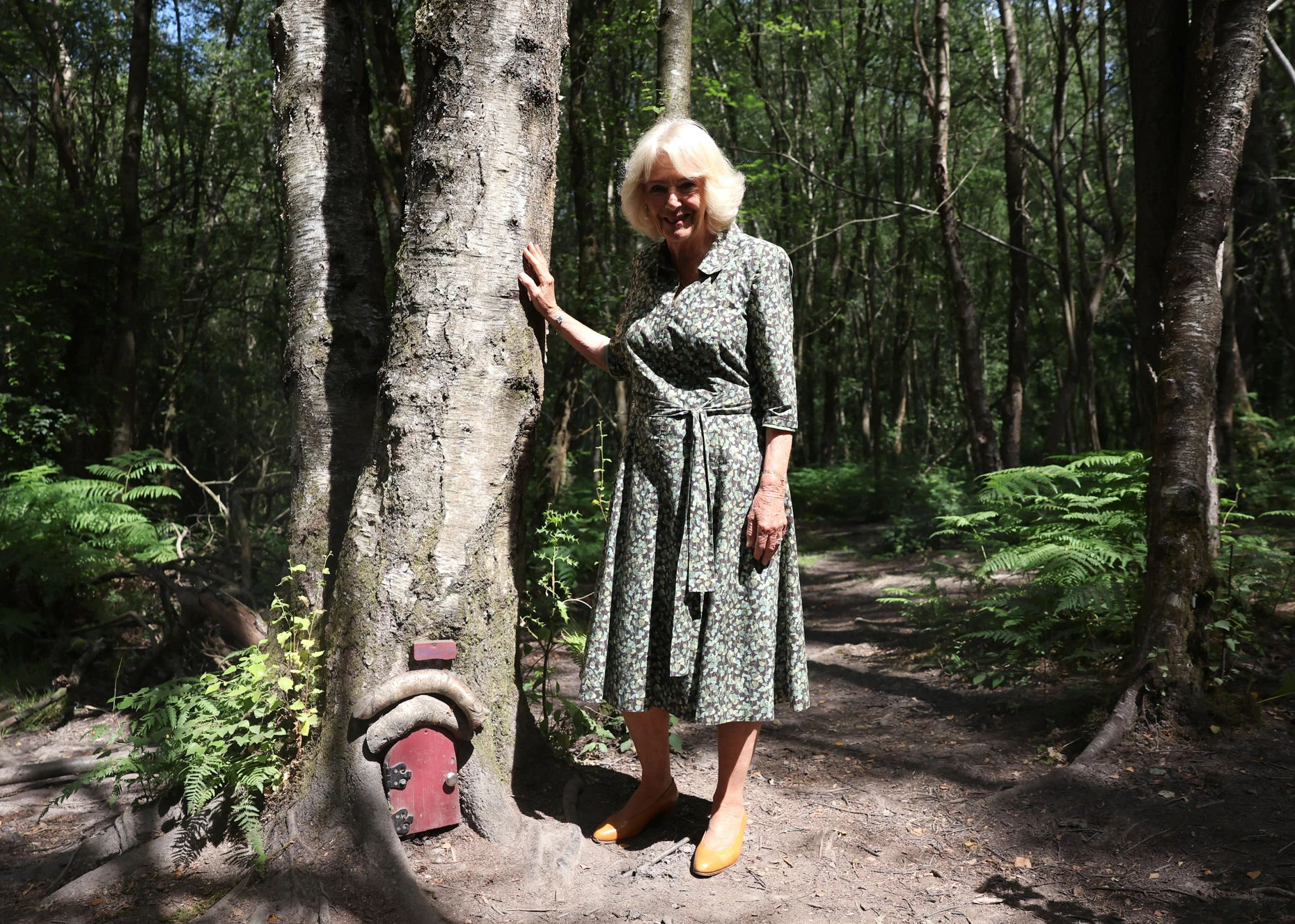 Besuch im Wald von Pu dem Bären: Königin Camilla klopft in Ashdown Forest in East Sussex auch bei Ferkel Piglet an die Tür.