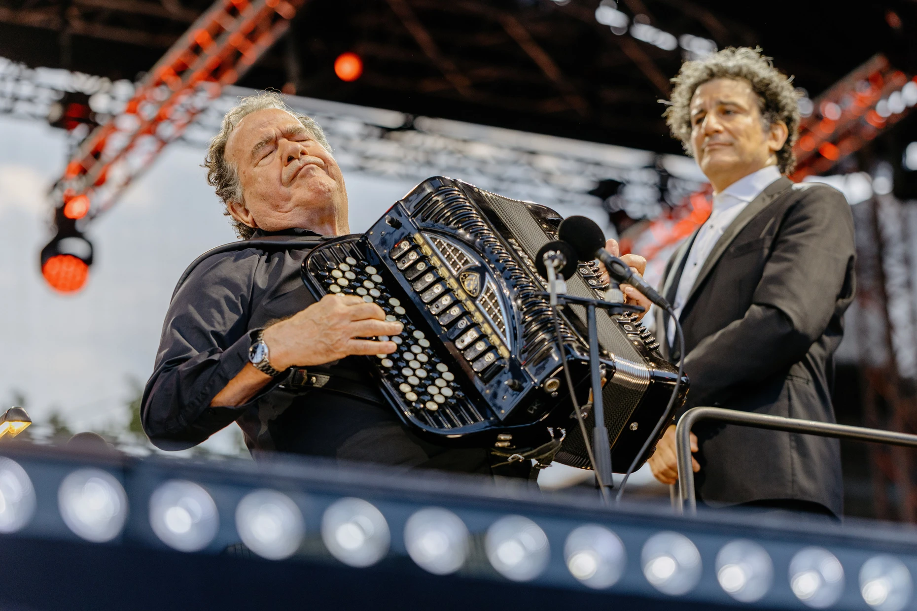 Richard Galliano mit seinem Akkordeon und Chefdirigent Alain Altinoglu