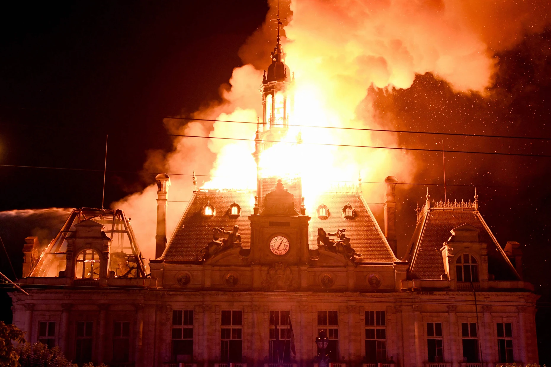 In Flammen: Das Rathaus von Limoges brennt am Samstag, nachdem eine Gruppe von Personen gewaltsam eingedrungen war.