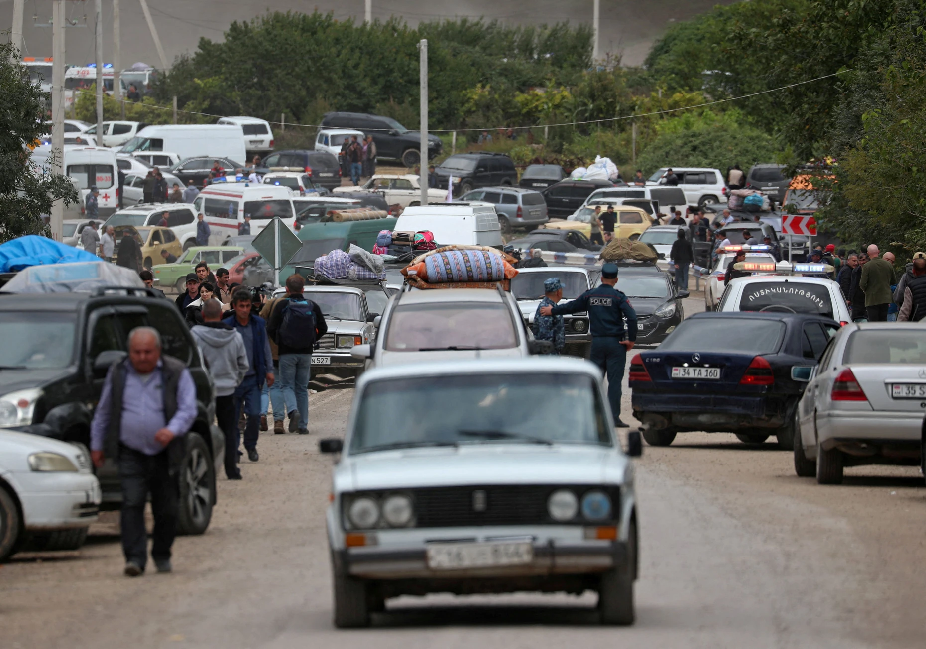 Flüchtlinge aus der Region Nagornyj Karabach kommen am 26. September 2023 im armenischen Grenzdorf Kornidzor an.