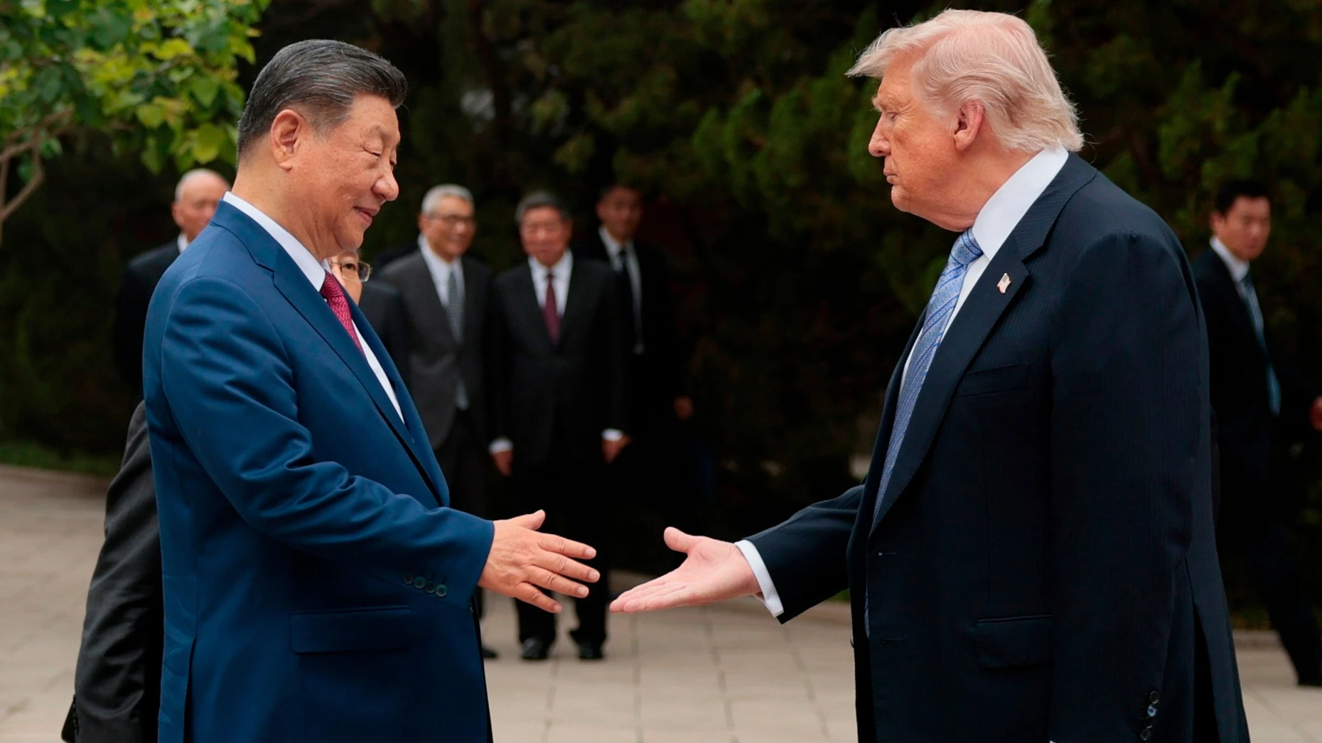 Wird er ihm die Hand reichen? US-Präsident Donald Trump trifft kommende Woche den chinesischen Staatschef Xi Jinping.