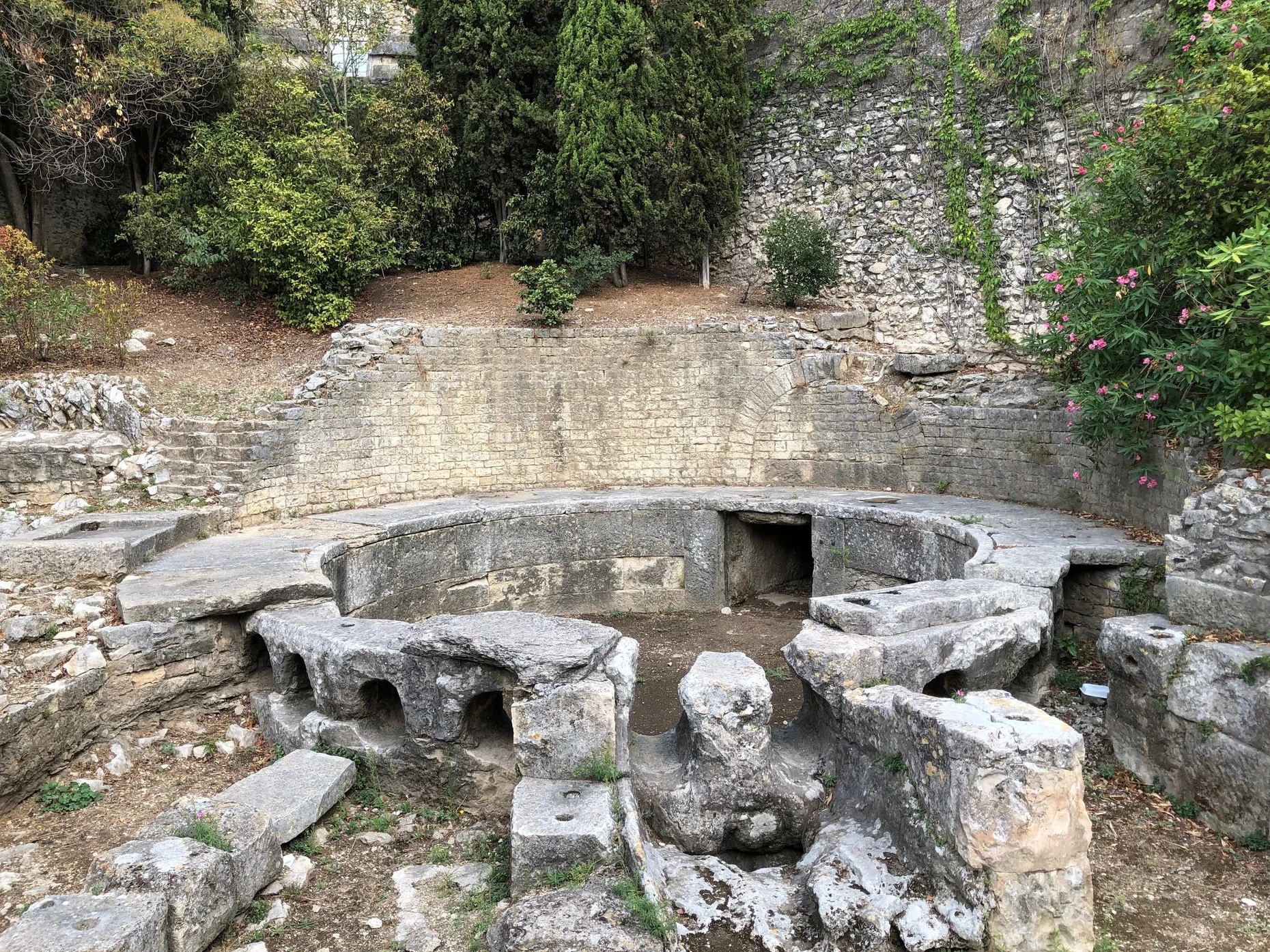 Die Wasserverteilstelle am Ende des Aquädukts des antiken Nîmes