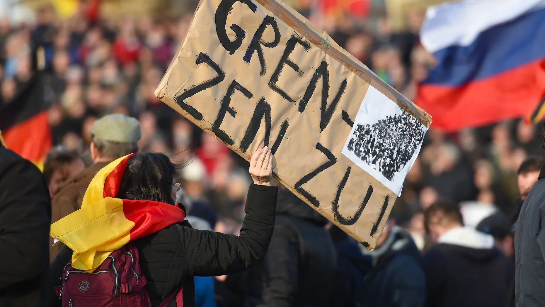 Plakat bei einer Demonstration von Pegida am 6. Februar 2016