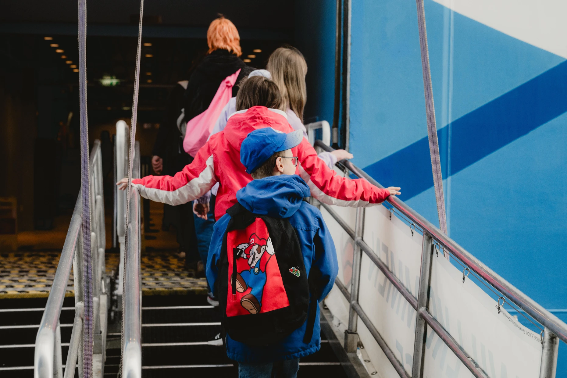 Diszipliniert betreten die Schüler das Schiff.