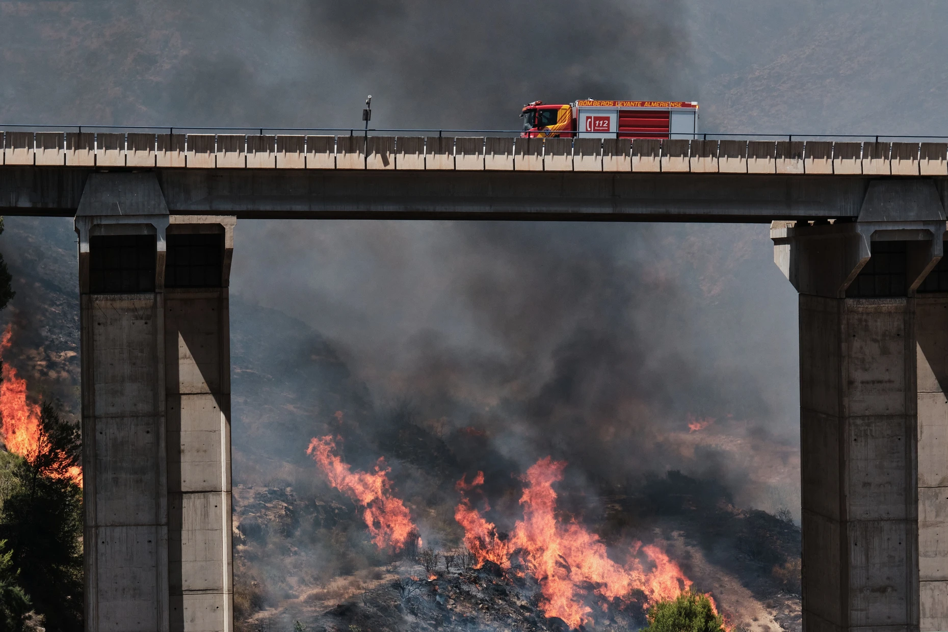 Ein Feuerwehrfahrzeug überquert eine Brücke in Los Gallardos bei Almería.